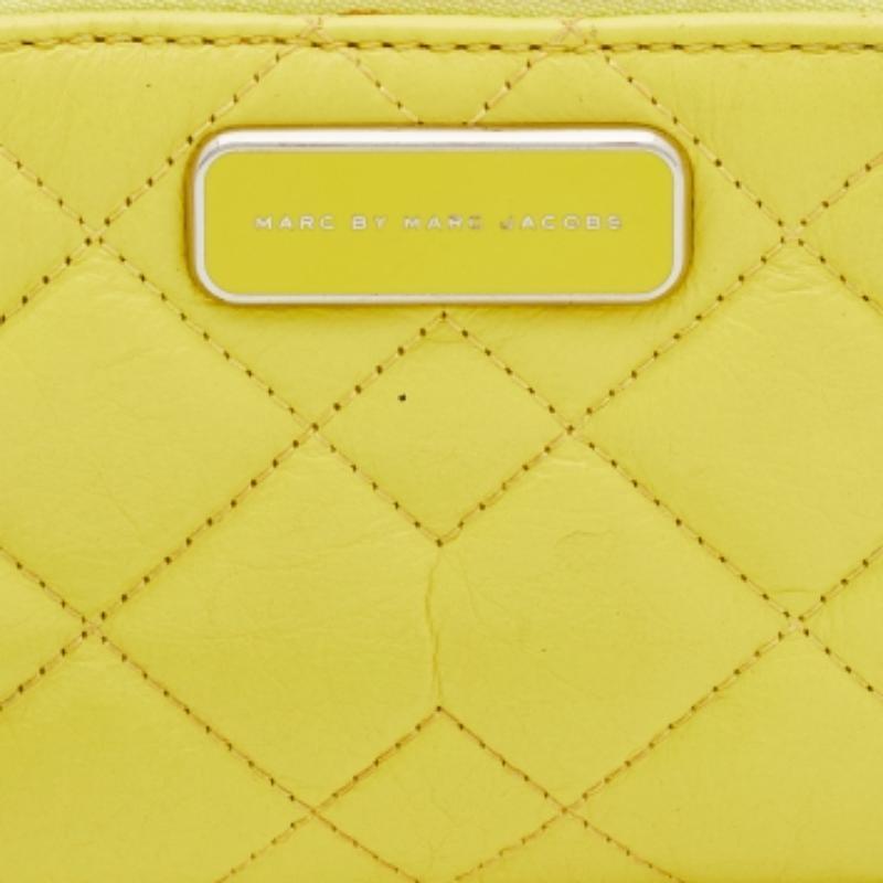 Marc by Marc Jacobs Portefeuille zippé en cuir jaune matelassé Bon état - En vente à Dubai, Al Qouz 2