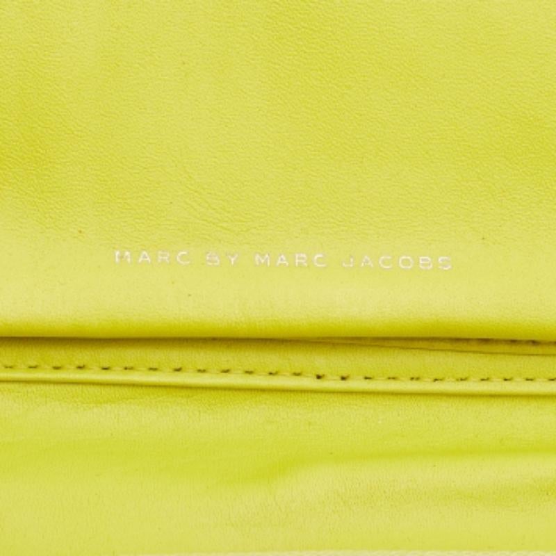 Marc by Marc Jacobs Portefeuille zippé en cuir jaune matelassé Pour femmes en vente