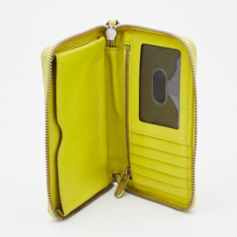 Marc by Marc Jacobs Portefeuille zippé en cuir jaune matelassé en vente 1