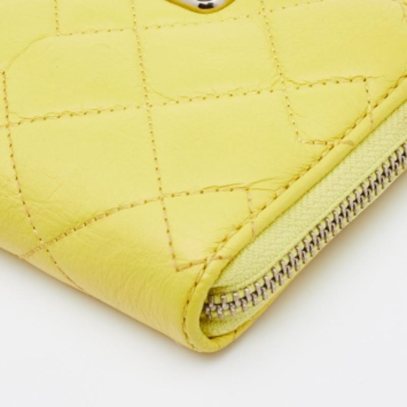Marc by Marc Jacobs Portefeuille zippé en cuir jaune matelassé en vente 2