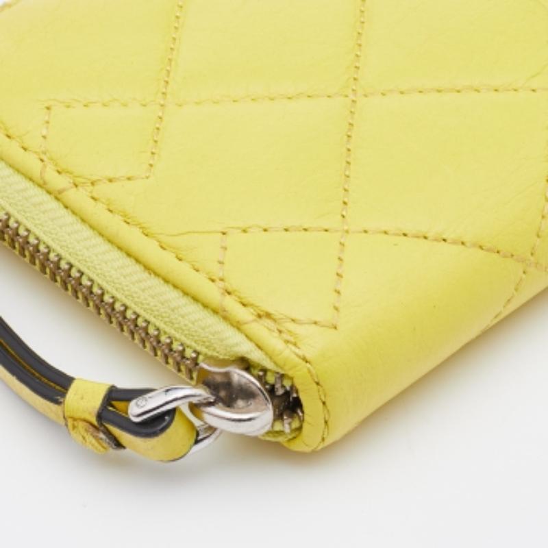 Marc by Marc Jacobs Portefeuille zippé en cuir jaune matelassé en vente 3