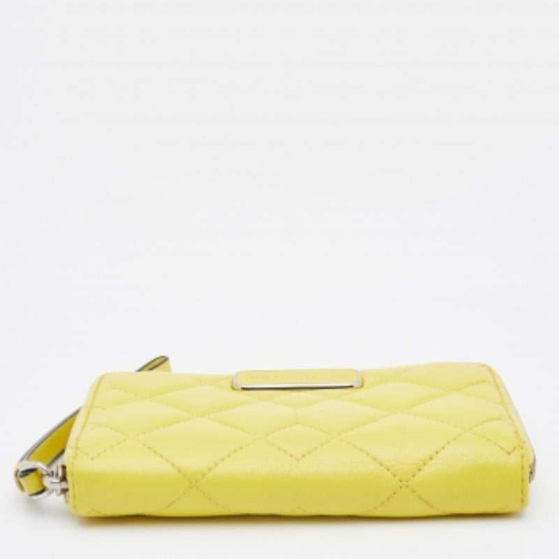 Marc by Marc Jacobs Portefeuille zippé en cuir jaune matelassé en vente 4