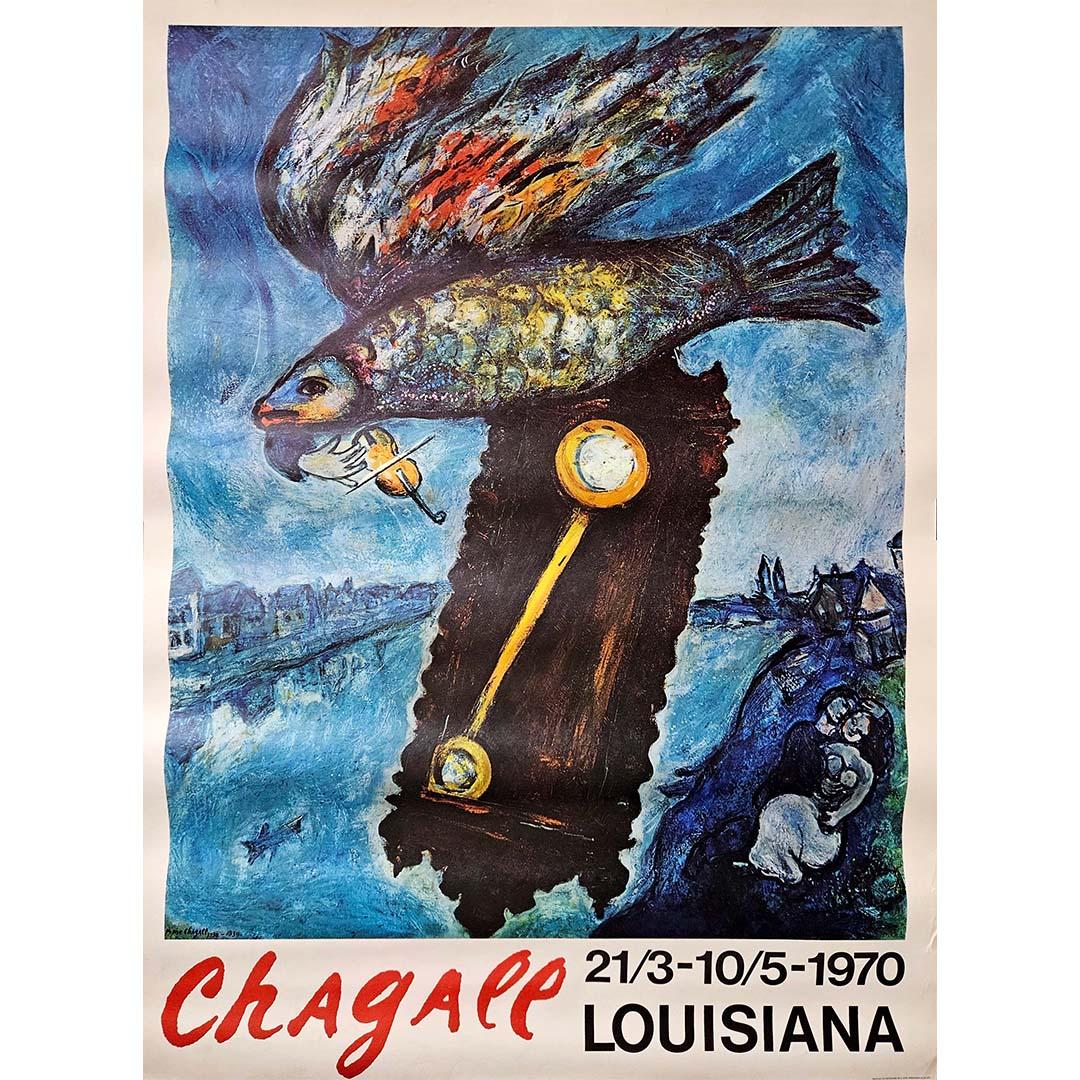 Il poster originale della mostra di Marc Chagall del 1970 per il Louisiana Museum of Modern Art è un'opera d'arte visiva straordinaria che cattura l'essenza dello stile unico di Chagall. Questo poster è stato creato per promuovere la mostra di
