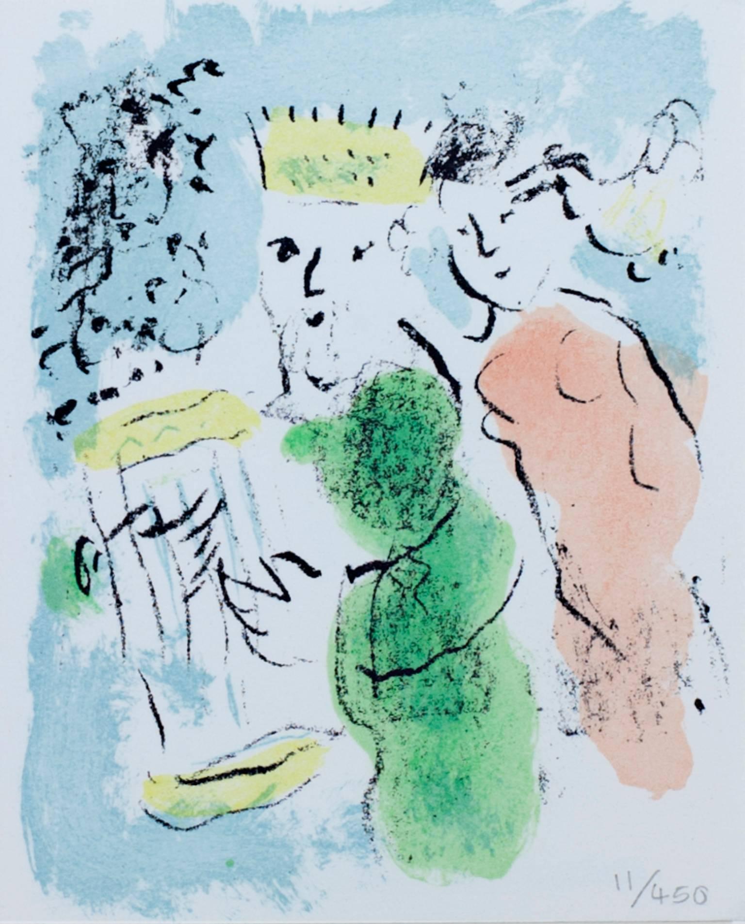 "Carte De Voeux (Neujahrsgrußkarte)" ist eine originale Farblithographie von Marc Chagall. Es handelt sich um die Ausgabe 11/450, und die Nummer ist mit Bleistift unten rechts geschrieben. Dieses Stück zeigt einen Mann mit einer Krone, dahinter eine