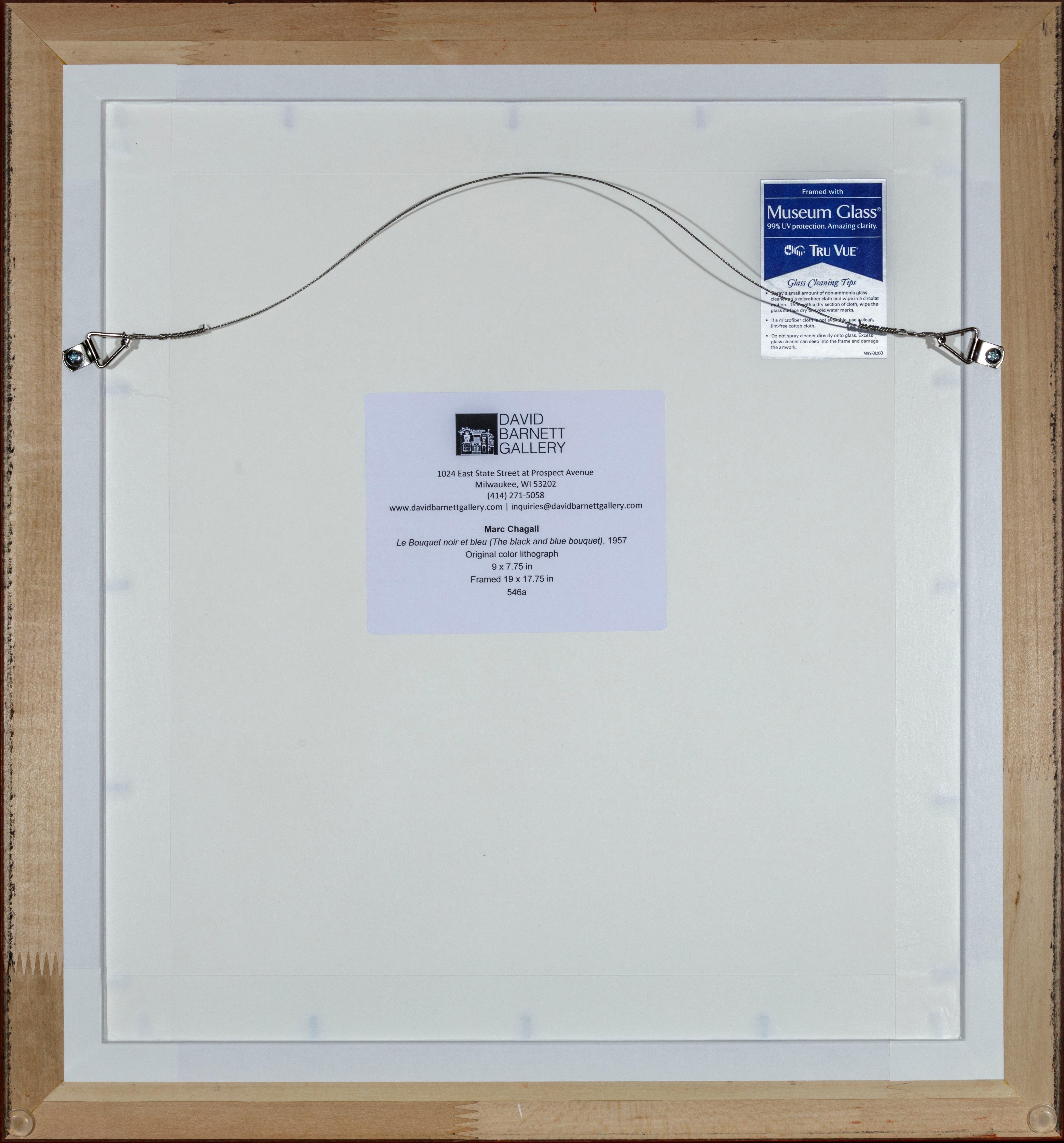 Le Bouquet noir et bleu (Der schwarz-blaue Blumenstrauß) (Grau), Still-Life Print, von Marc Chagall