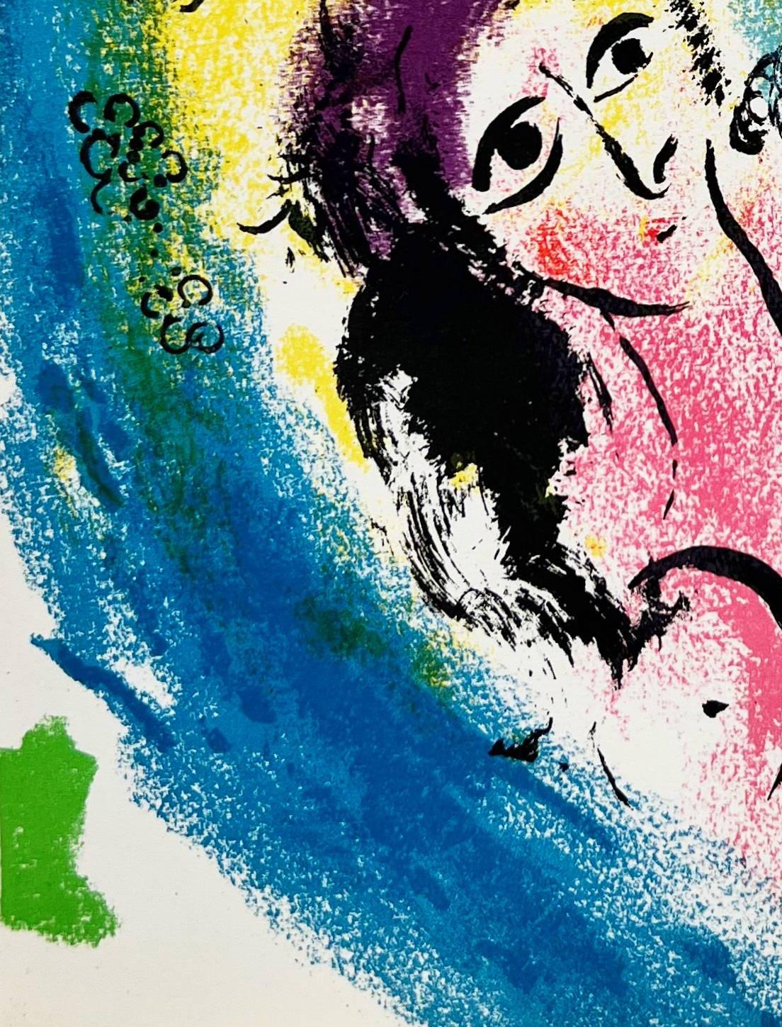 Les Amoureux au soleil rouge (Beige), Figurative Print, von Marc Chagall