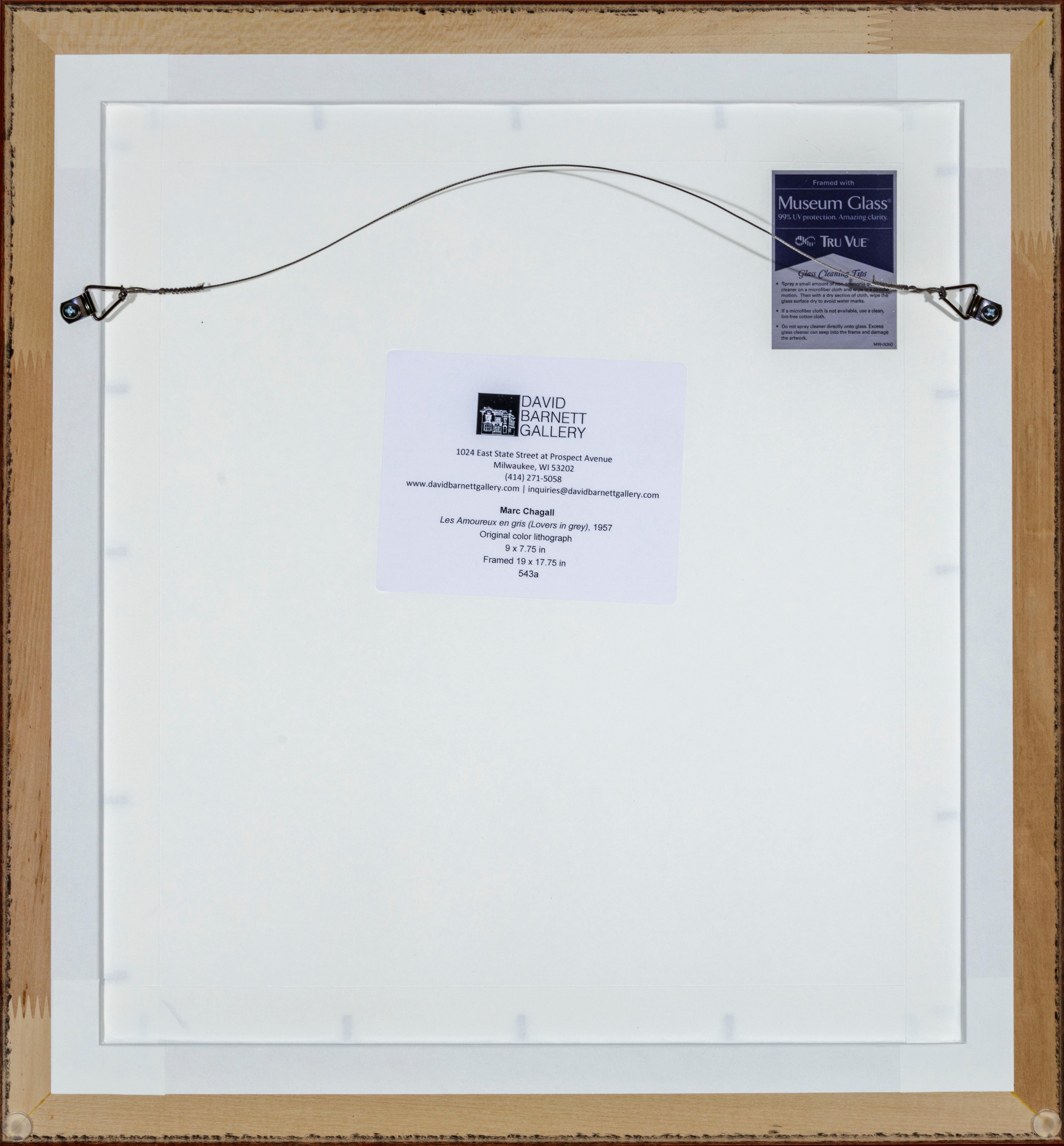 Les Amoureux en gris (Lovers in grey) - Beige Figurative Print by Marc Chagall