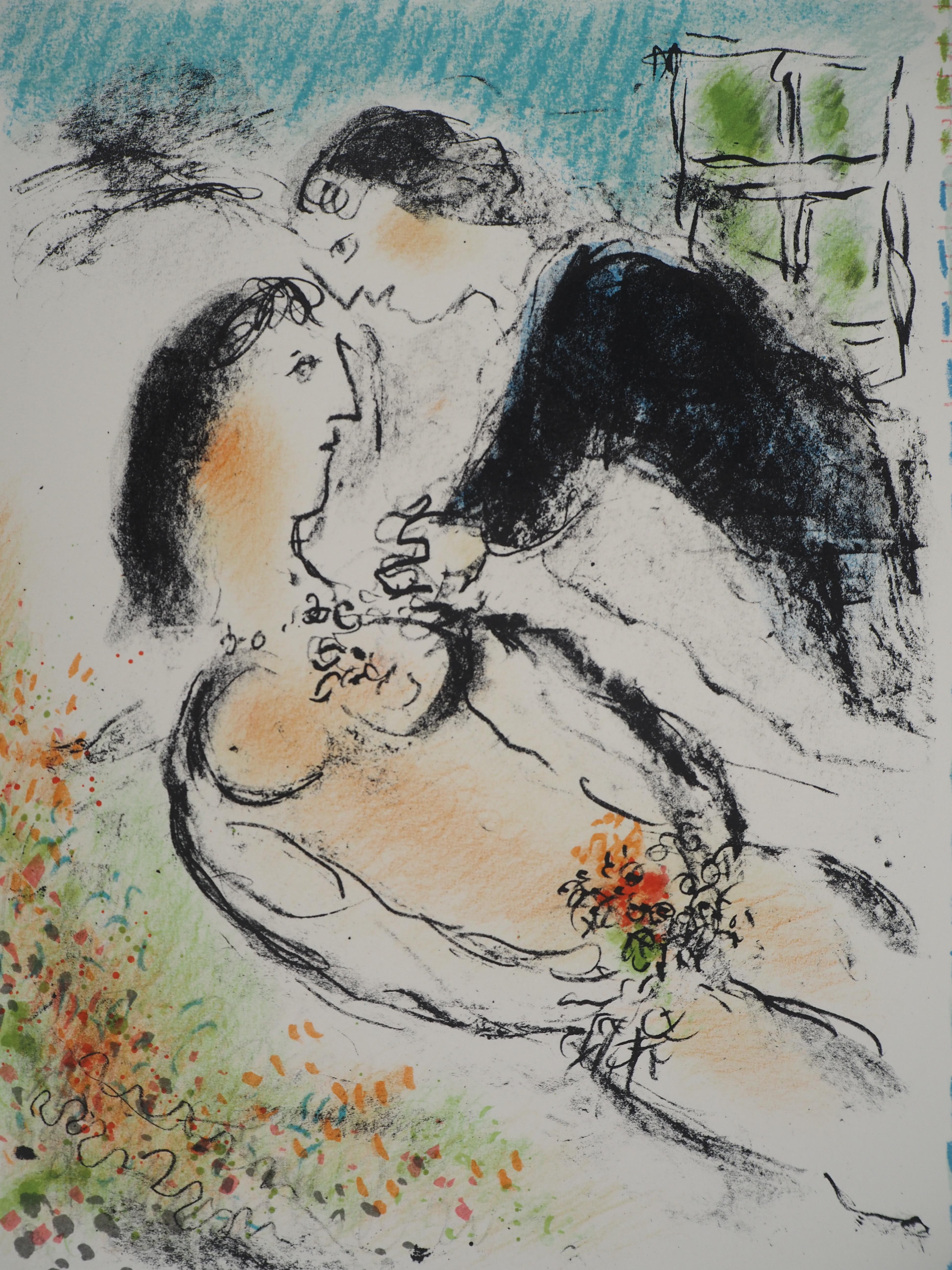 Lovers with a Bouquet of Flowers - Original lithograph HANDIGNED (Mourlot #1037) - Gray Figurative Print by Marc Chagall