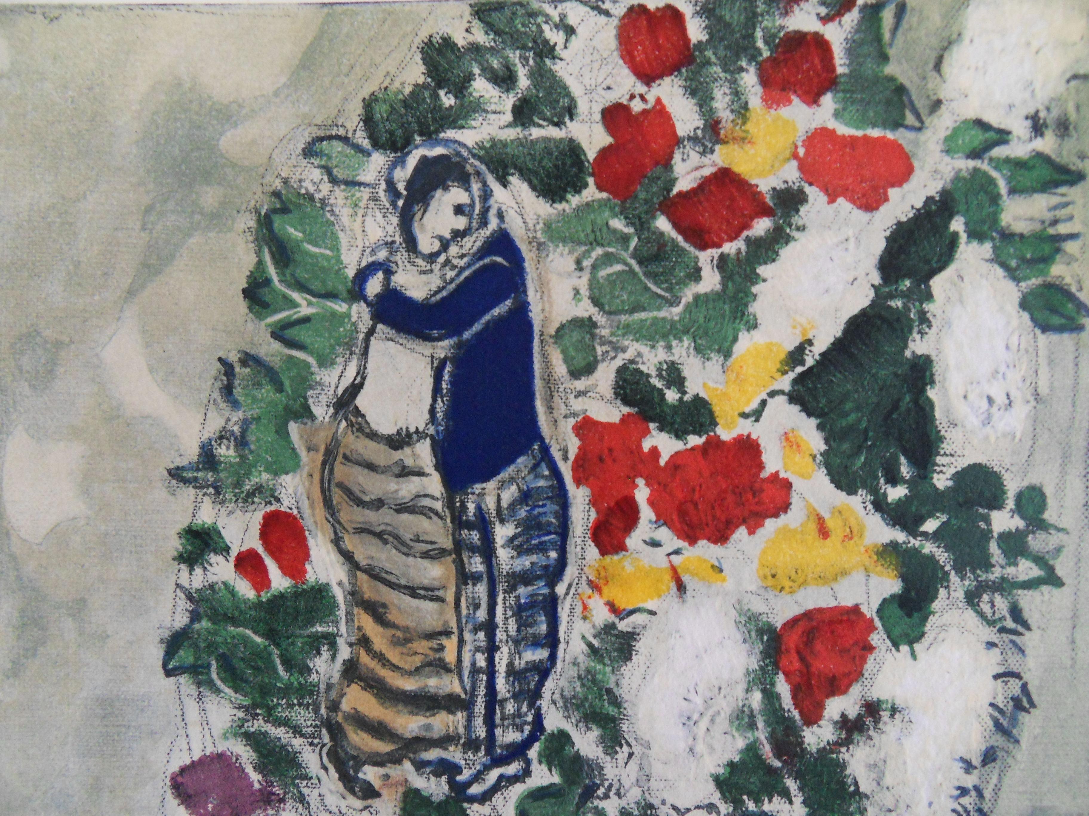 Les amoureux avec un bouquet de fleurs - Lithographie originale - 1965 - Gris Figurative Print par Marc Chagall