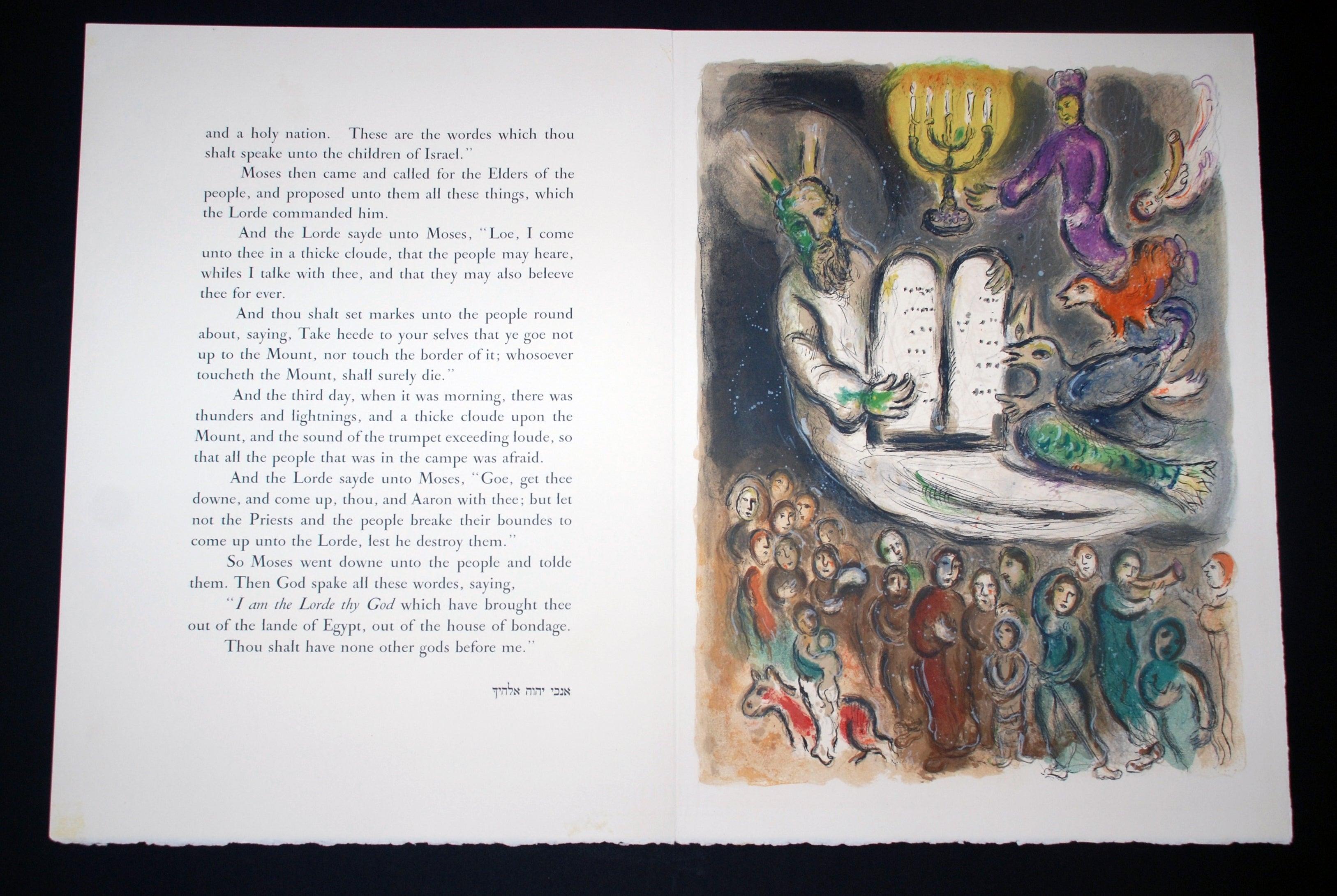 Moisés muestra a los ancianos las Tablas de la Ley - Portrait Print Marrón de Marc Chagall