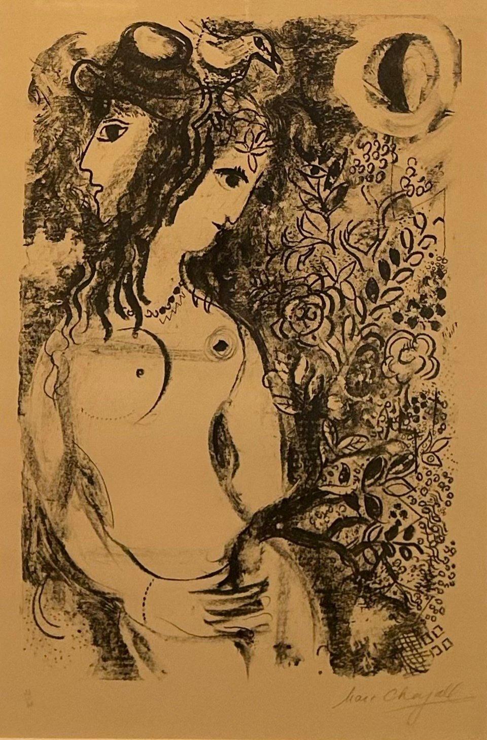 Signierte Schwarz-Weiß-Lithographie 'Couple a l'Oiseau' (Paar mit Vogel) – Print von Marc Chagall