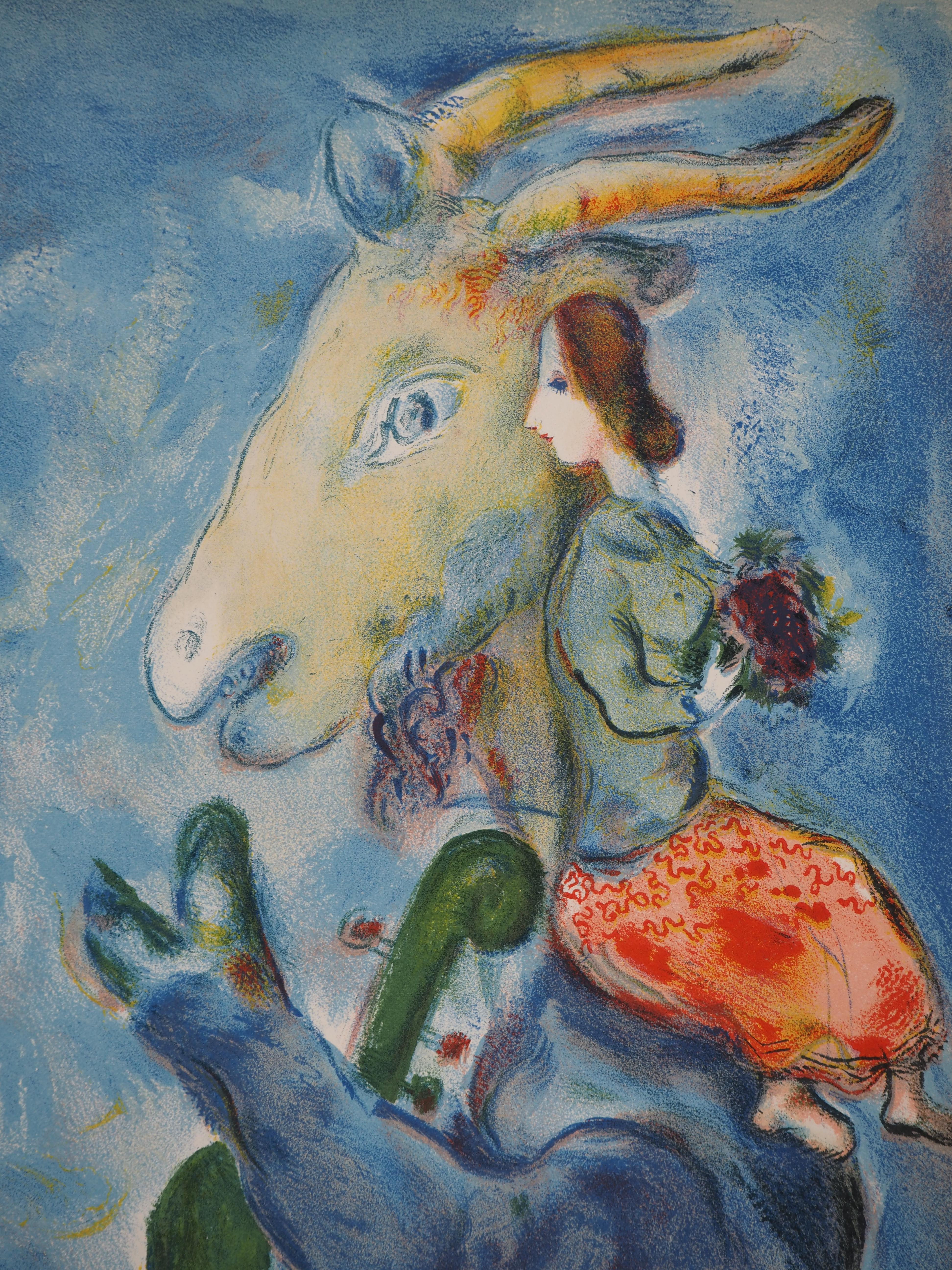 Primavera: capra che suona il violino e donna con bouquet - Litografia (Mourlot 1938) - Print Moderno di Marc Chagall