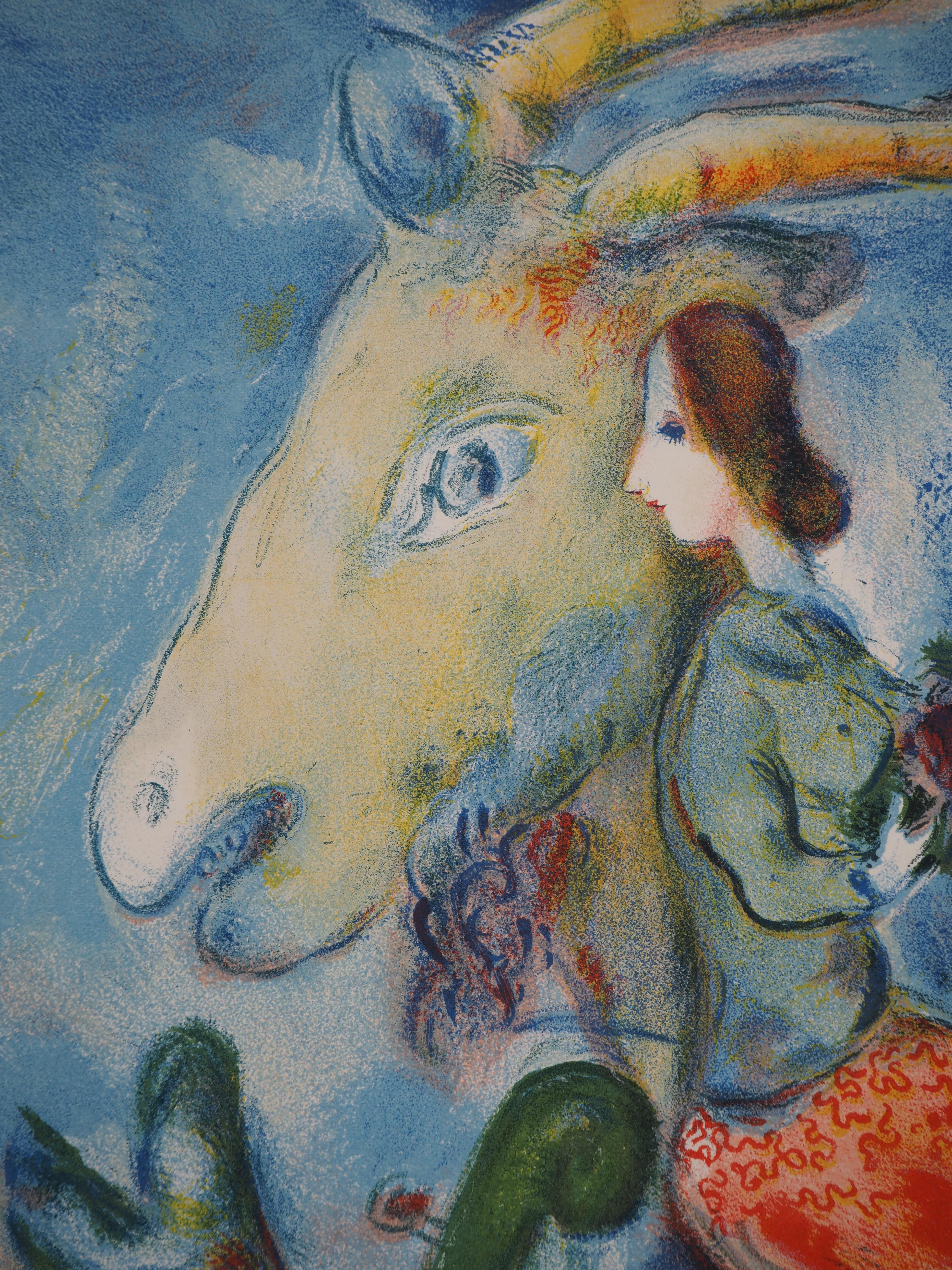 Primavera: capra che suona il violino e donna con bouquet - Litografia (Mourlot 1938) - Figurative Print Blu di Marc Chagall