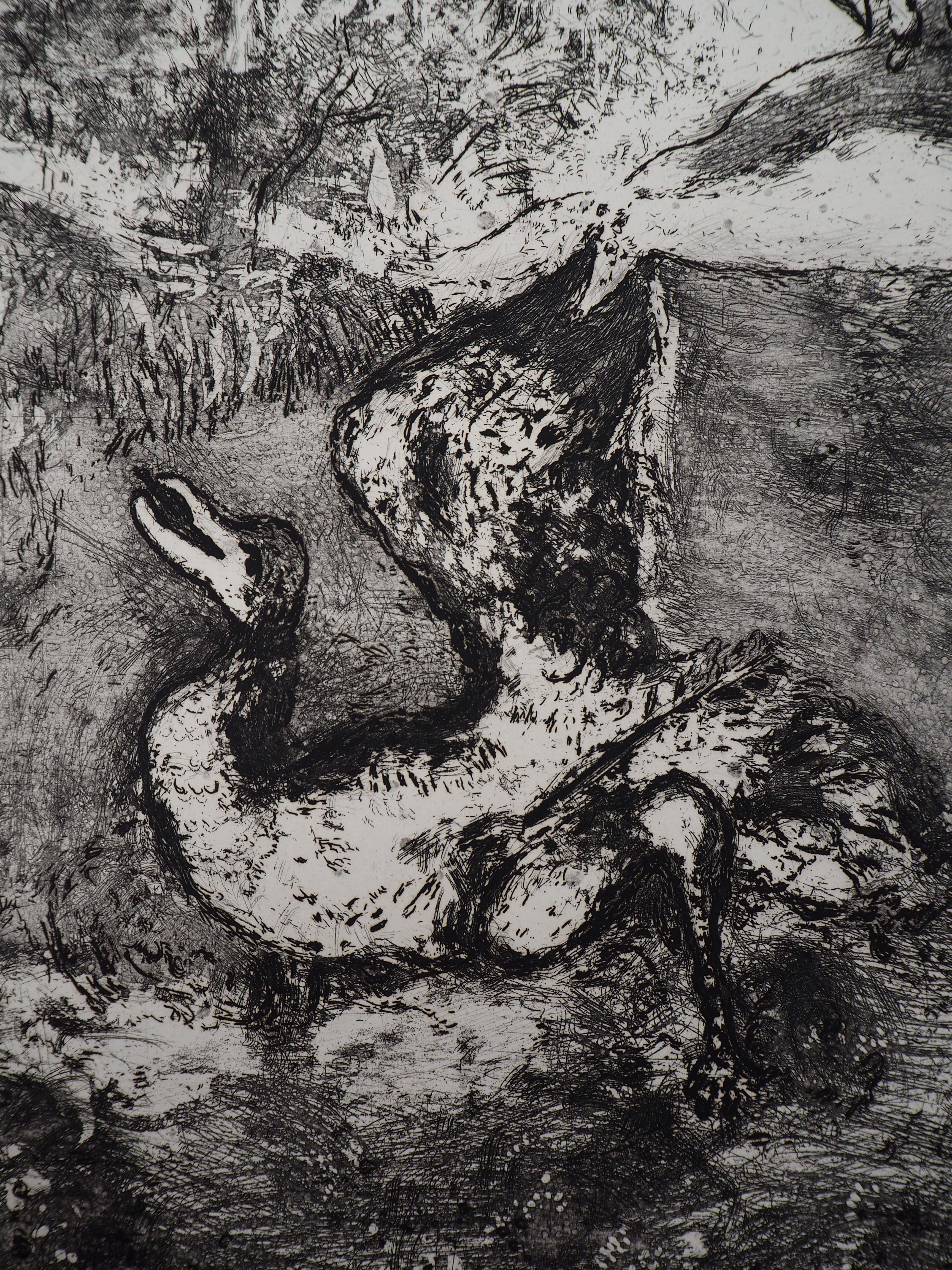 L'oiseau combattu par une flèche - Gravure originale - Réf. Sorlier n° 108 - Gris Animal Print par Marc Chagall