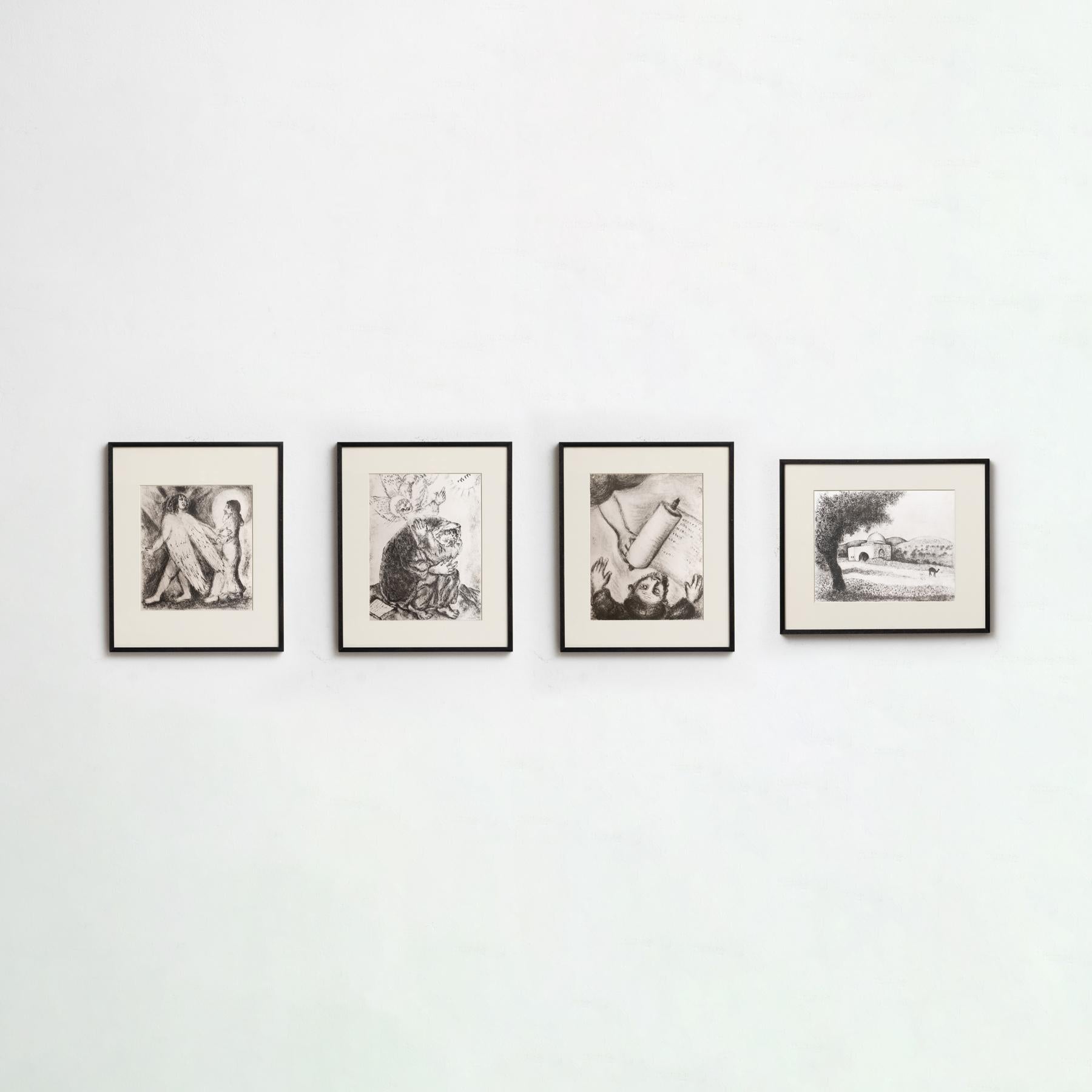 Possiedi un set unico di 4 stampe eliografiche in bianco e nero dell'iconico Marc Chagall, ognuna delle quali ritrae una scena biblica con il suo rinomato stile onirico. Queste stampe fanno parte dell'ambita serie 