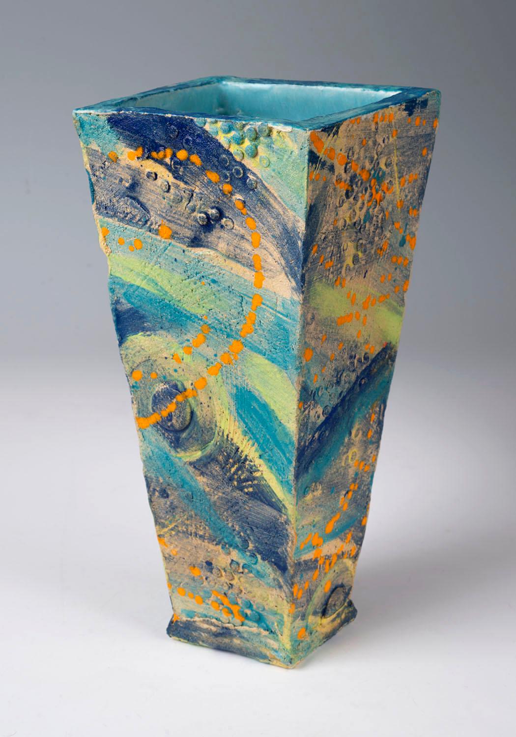 Navire construit en dalle. Textures appliquées et finitions sous glacis. Glace de doublure turquoise.

À propos de l'artiste Marc Cohen
J'aime les propriétés brutes et terreuses de l'argile. Lors de la construction de mes pièces, j'utilise souvent