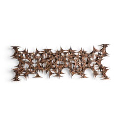 Marc entwirft eine brutalistische Metall-Wandskulptur im Stil der Mitte des Jahrhunderts