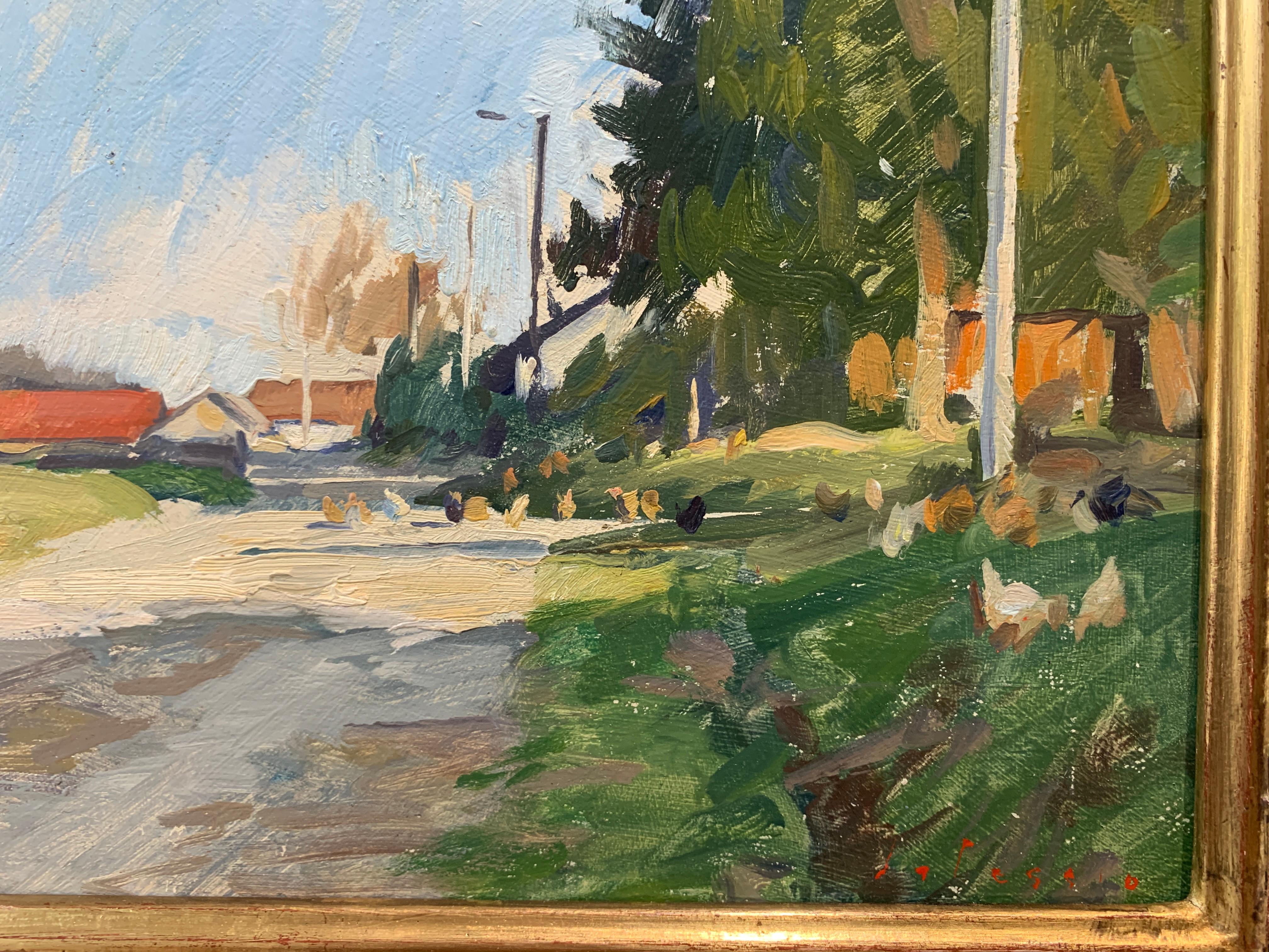 Ein Ölgemälde, gemalt en plein air, zeigt eine unbefestigte Landstraße mit einem Bauernhof in der Ferne. Auf der rechten Seite und am Ende der Straße sind Hühner zu sehen. Das Gemälde ist in einem handgefertigten italienischen Rahmen gerahmt,