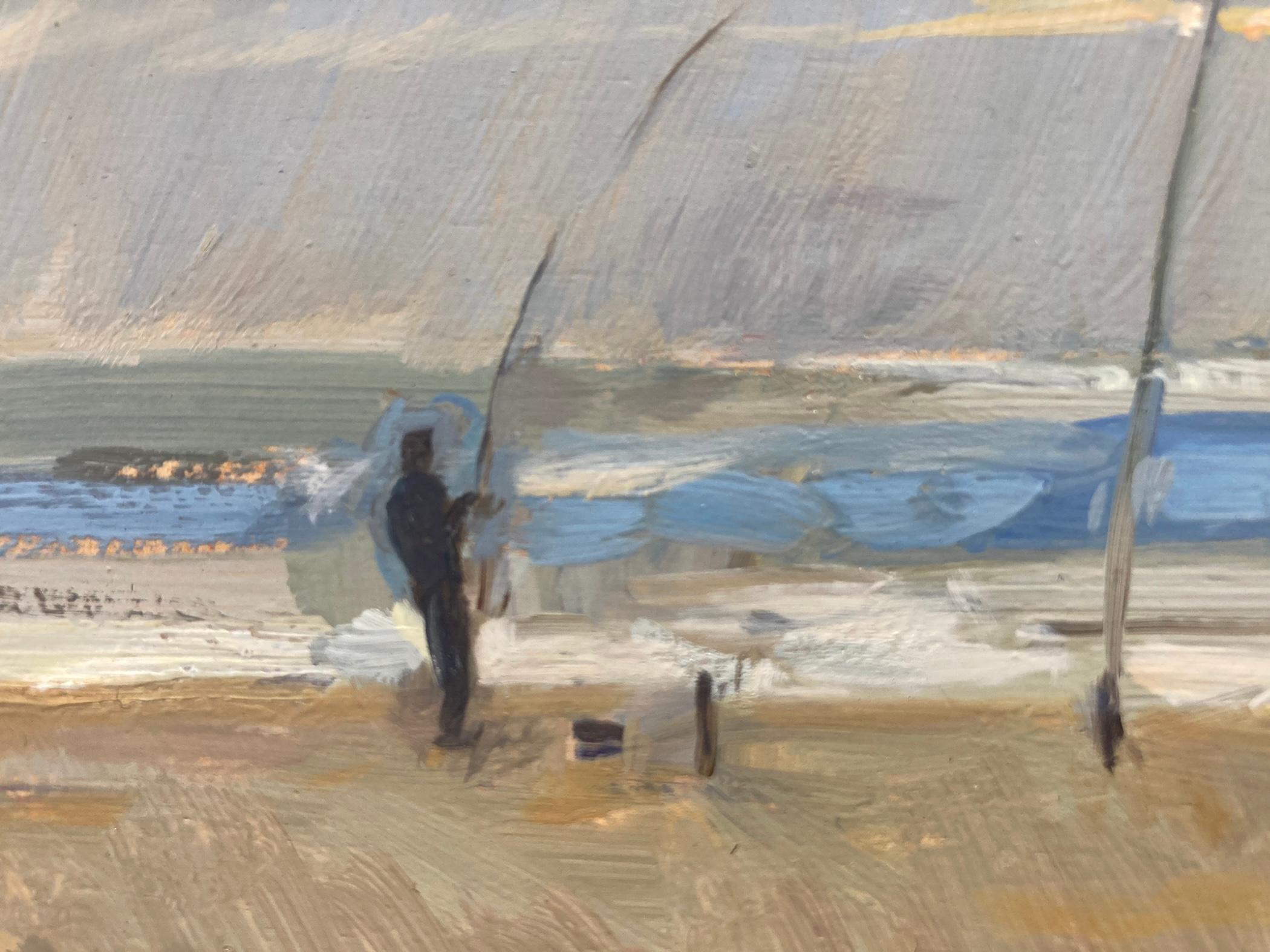 Ein Pleinair-Gemälde eines Fischers, der am Strand einen Fisch an Land zieht. Die Angelruten sind am Strand aufgestellt und warten noch auf einen Schlepper. Die Komposition besteht aus weichen Pastellfarben, mit Ausnahme des Fischers in Braun und