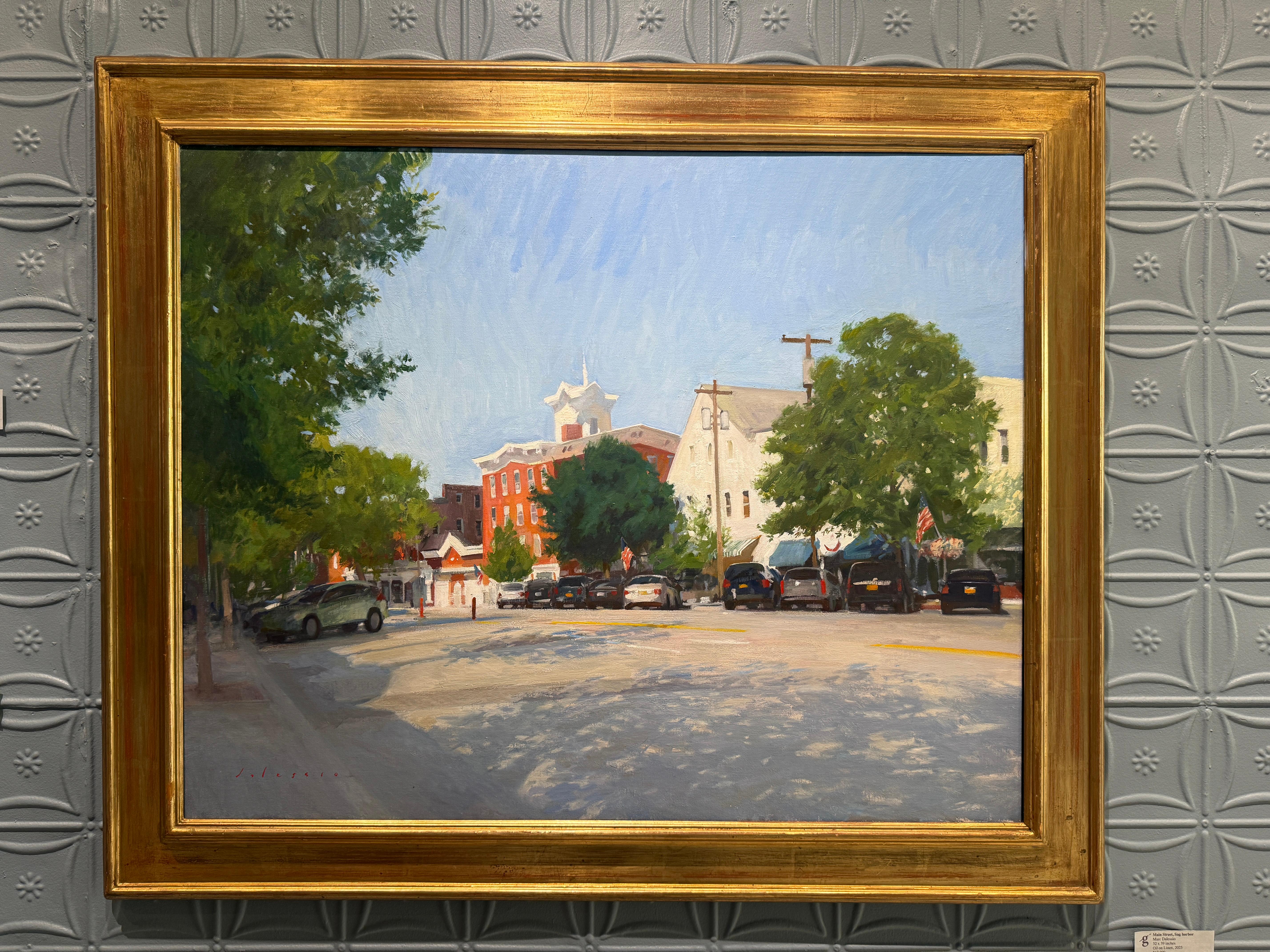 Peinture à l'huile « Main Street, Sag Harbor », scène de rue dans les Hamptons Long Island - Réalisme américain Painting par Marc Dalessio