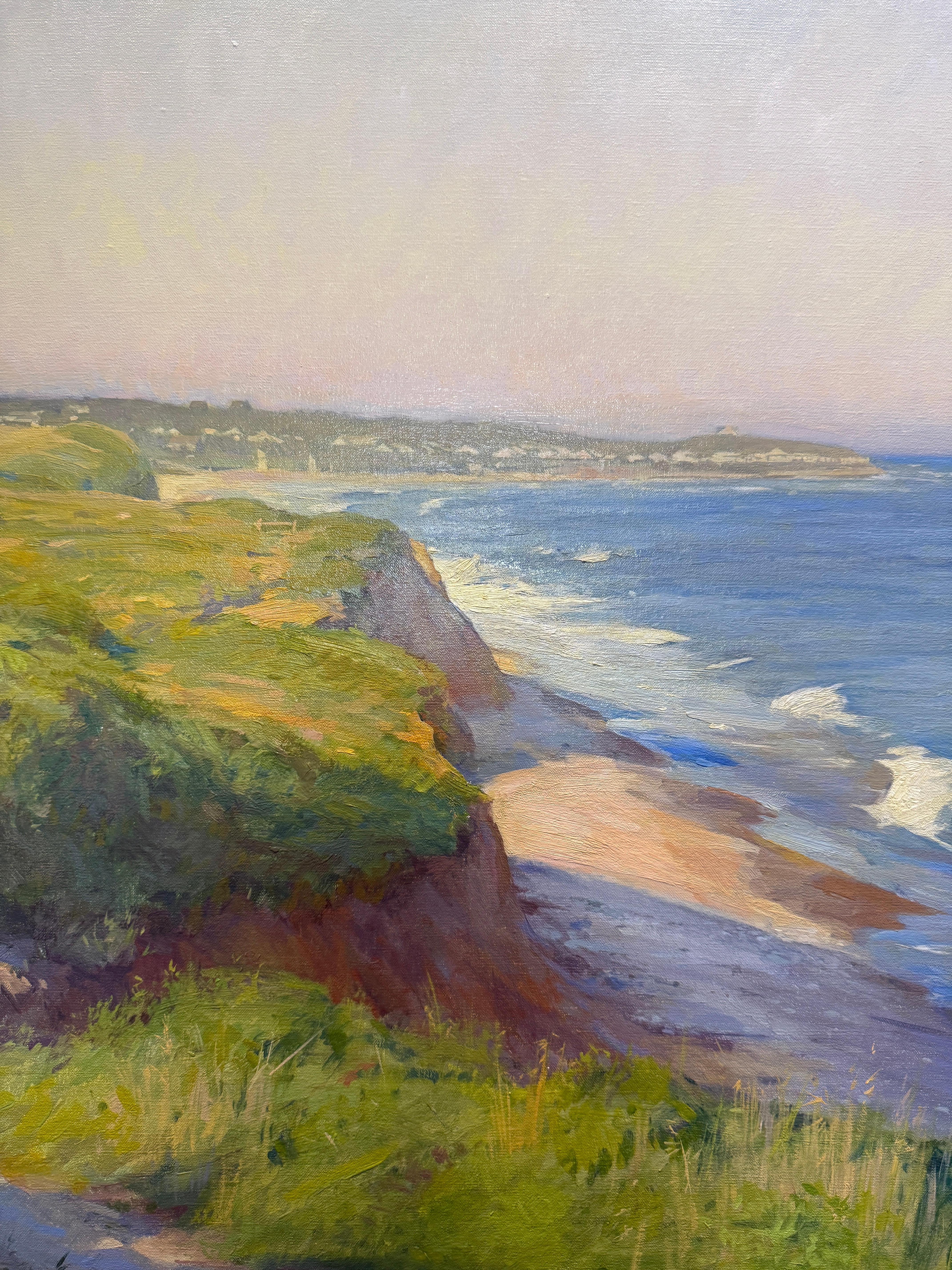 Ein großes Ölgemälde der grasbewachsenen Klippen von Montauk, dem östlichsten Punkt von Long Island. Mit diesem Ölgemälde fängt Dalessio einen endlosen Sommer in den Hamptons ein. 

Gerahmt in einem handgefertigten, italienischen Rahmen, schwarz mit