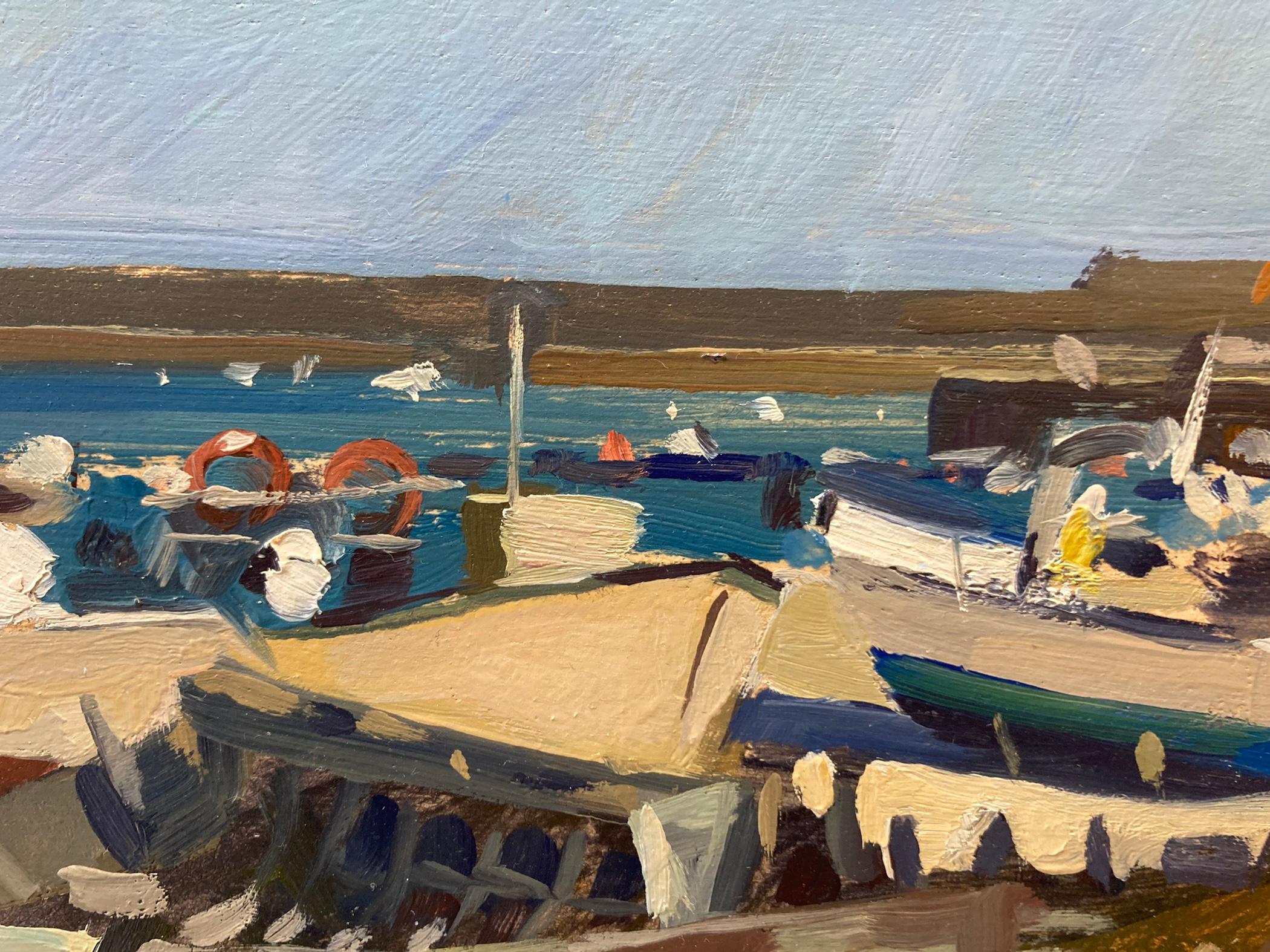 Das Pleinair-Gemälde von Dalessio zeigt eine Gruppe von Booten am Strand des Hafens von Sarges mit der Mole in der Ferne. 

Gerahmte Abmessungen: 13,5 x 17,5 Zoll

Künstler Bio:
Marc Dalessio wurde 1972 in Los Angeles, Kalifornien, geboren. Schon in