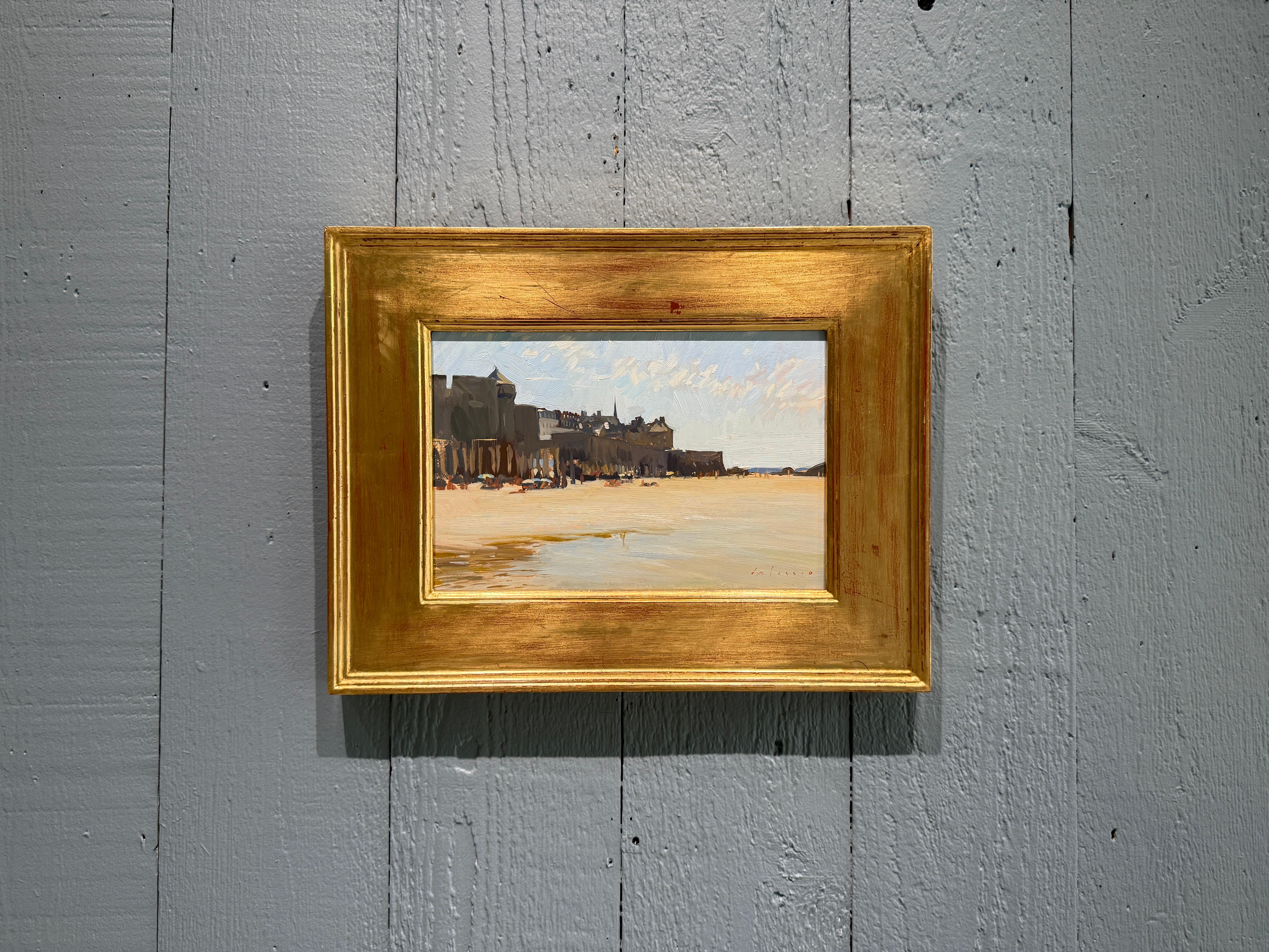 „The Beach at Saint-Malo“, Ölgemälde im historischen französischen Hafen, blauer Himmel und Meer, Ölgemälde – Painting von Marc Dalessio