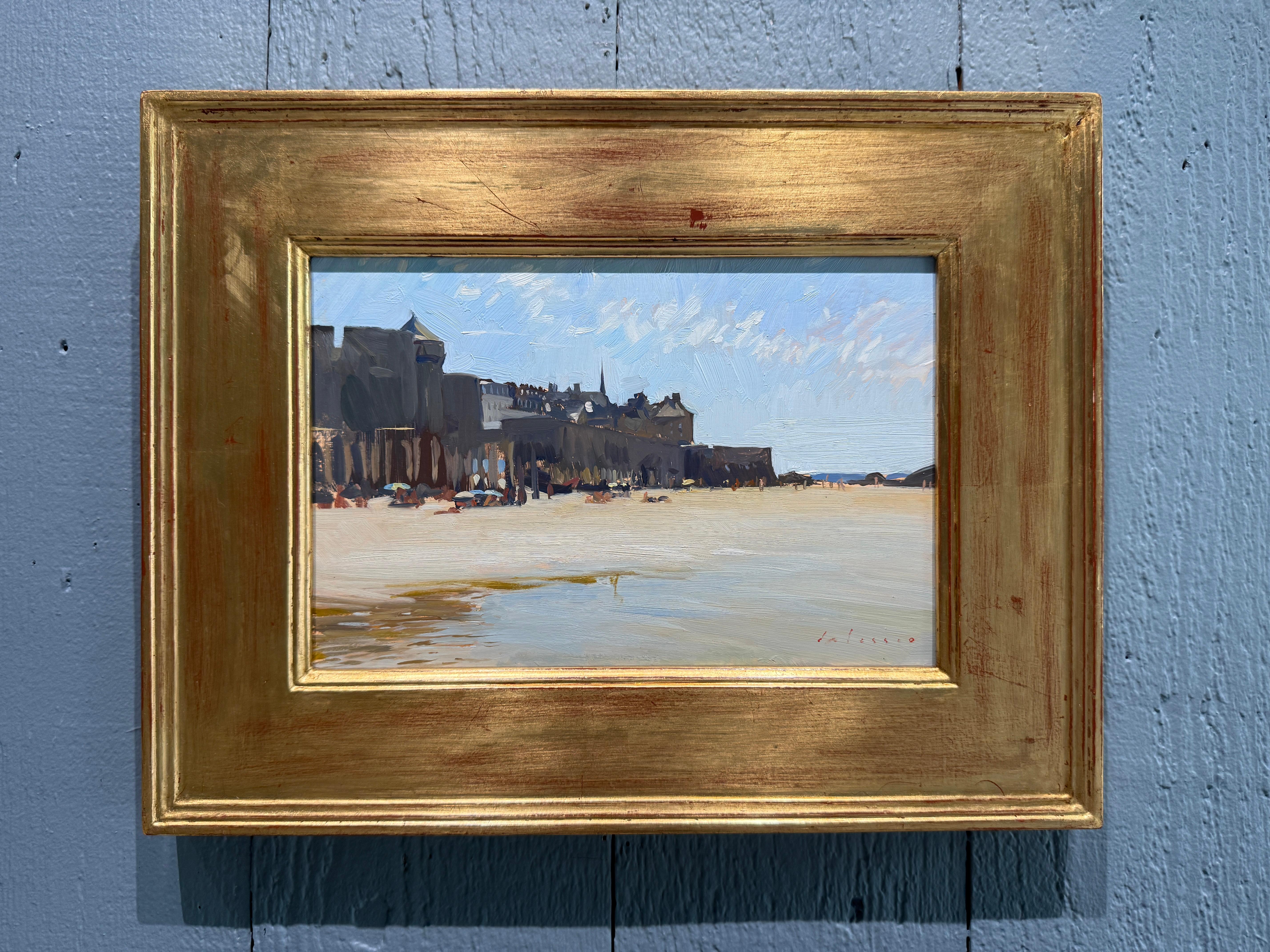 „The Beach at Saint-Malo“, Ölgemälde im historischen französischen Hafen, blauer Himmel und Meer, Ölgemälde (Amerikanischer Impressionismus), Painting, von Marc Dalessio