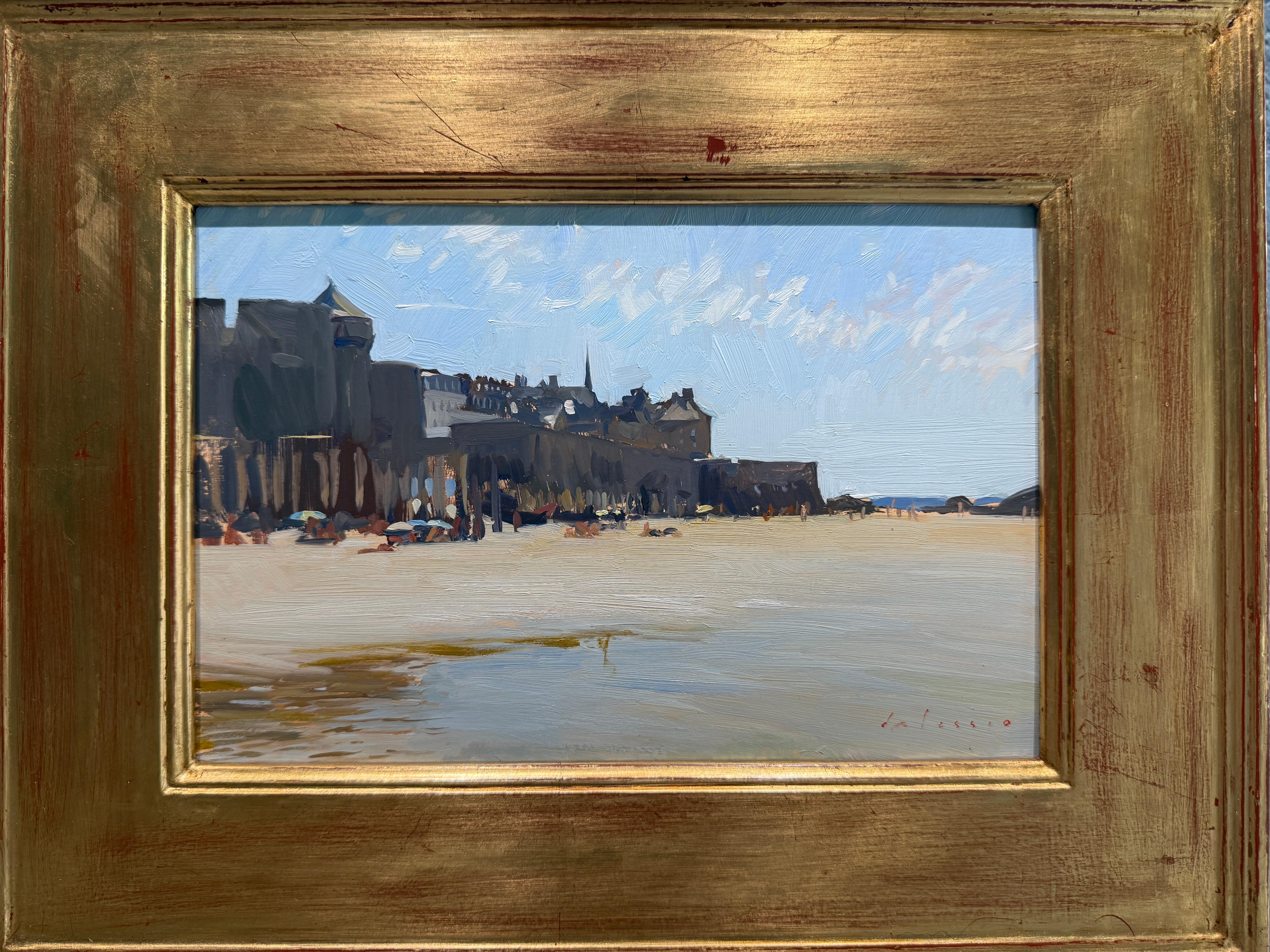 „The Beach at Saint-Malo“, Ölgemälde im historischen französischen Hafen, blauer Himmel und Meer, Ölgemälde (Grau), Figurative Painting, von Marc Dalessio