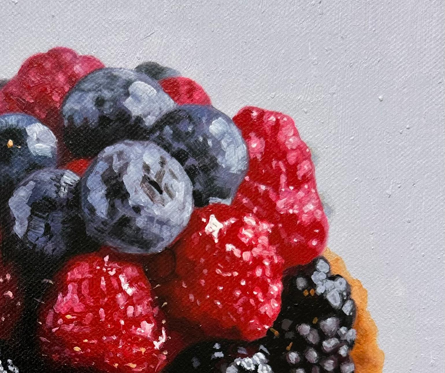 Blackberry, Himbeer-, Himbeer- und Blaubeerschale mit Haar – Painting von Marc Dennis