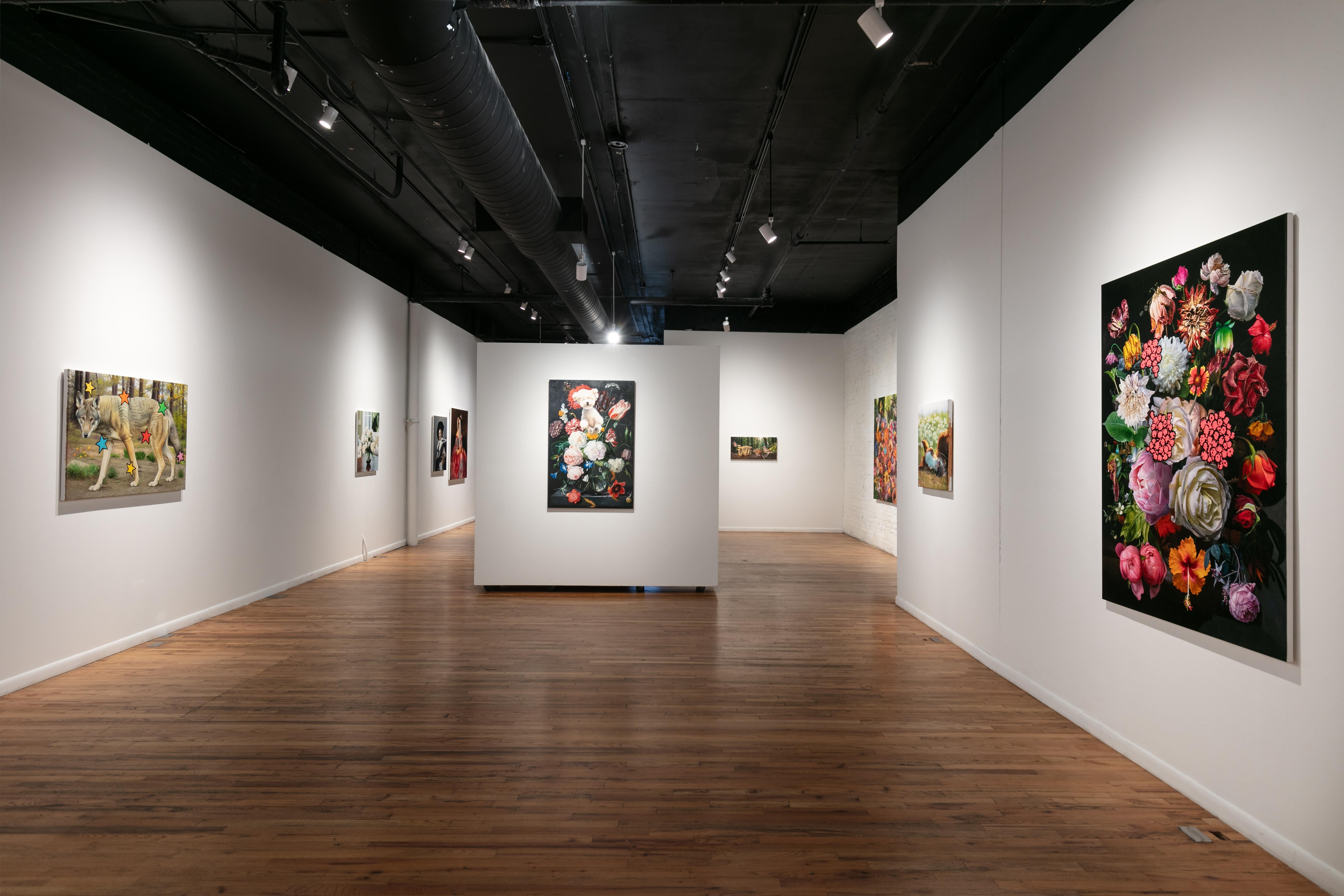 Three Arrows ist ein atemberaubendes Blumenstillleben des amerikanischen Malers Marc Dennis. Dennis, der für seine üppigen und oft humorvollen Werke in seinem charakteristischen hyperrealistischen Stil bekannt ist, hat hier ein Werk geschaffen, das