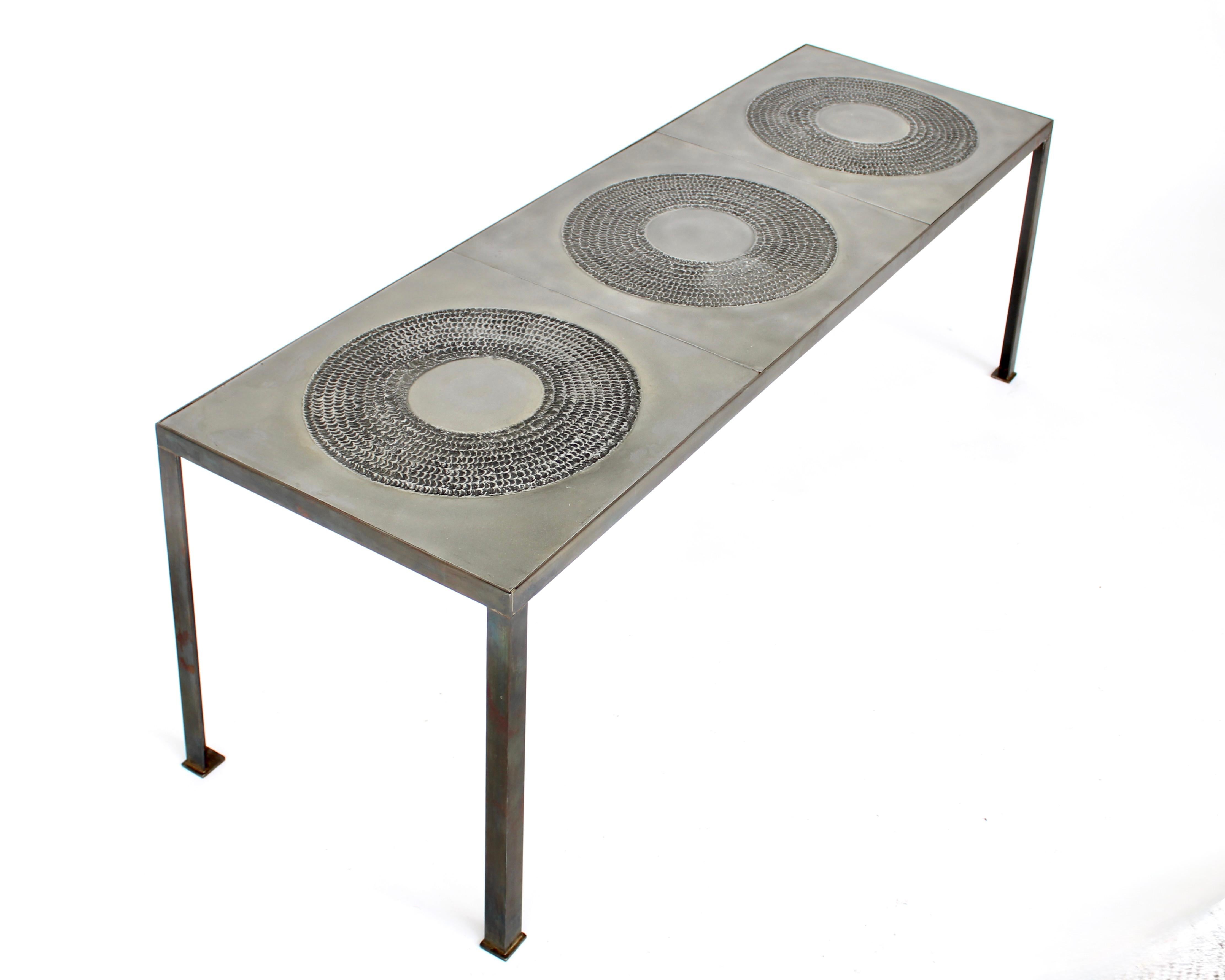 Marc D'Haenens  Couchtisch aus geprägtem Aluminiumguss und patiniertem Eisen im Angebot 4