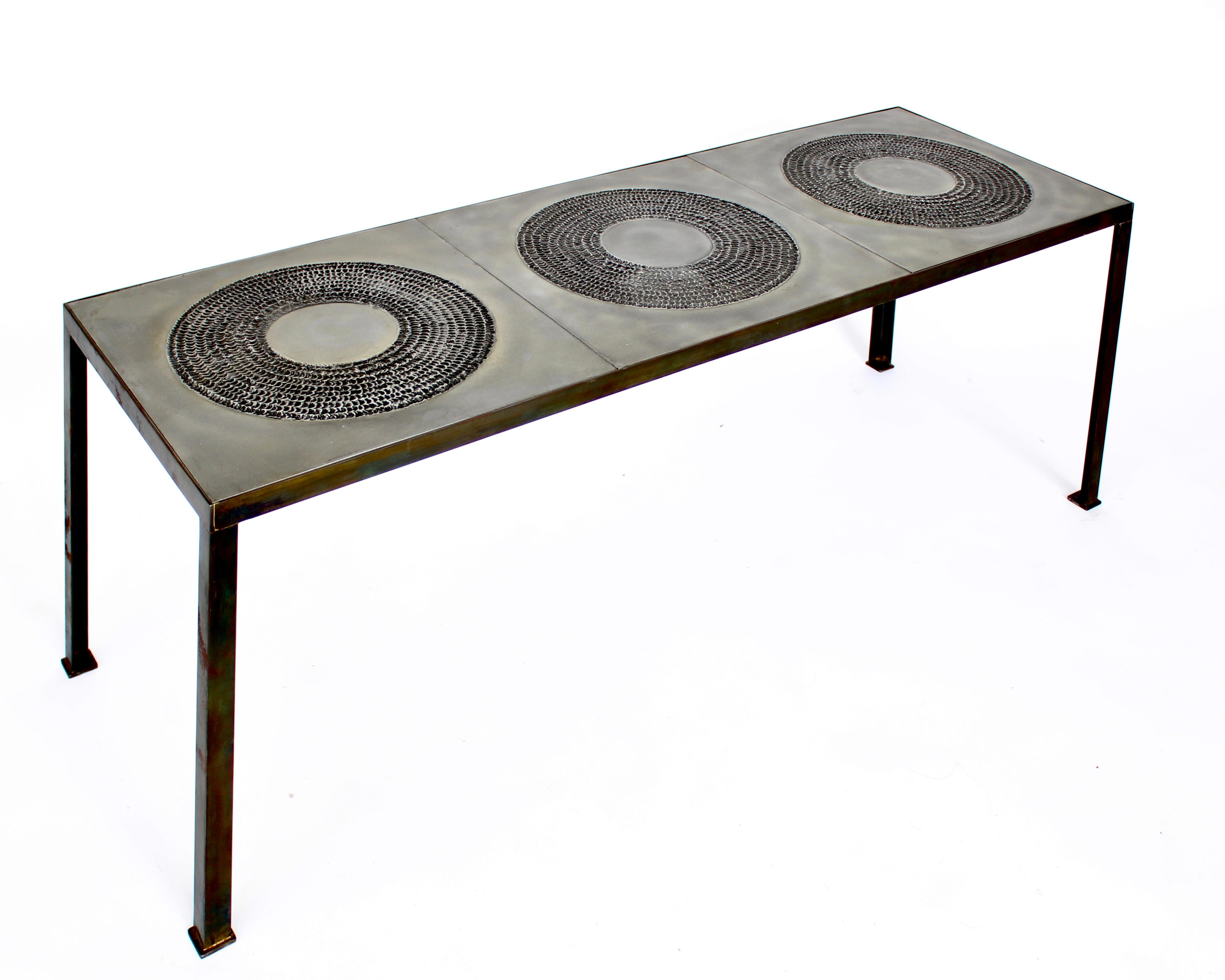 Marc D'Haenens  Couchtisch aus geprägtem Aluminiumguss und patiniertem Eisen im Angebot 5