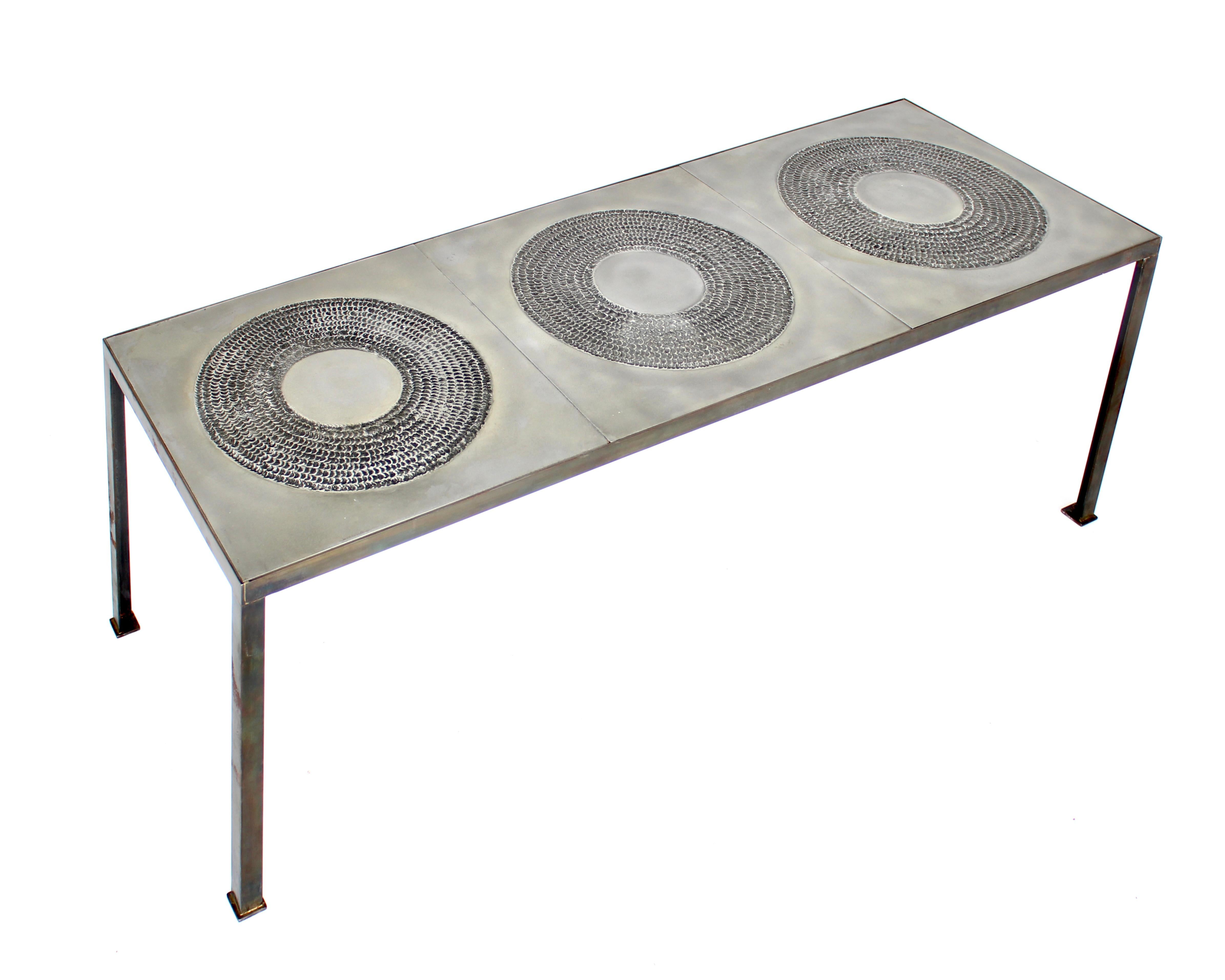 Marc D'Haenens  Couchtisch aus geprägtem Aluminiumguss und patiniertem Eisen im Angebot 6