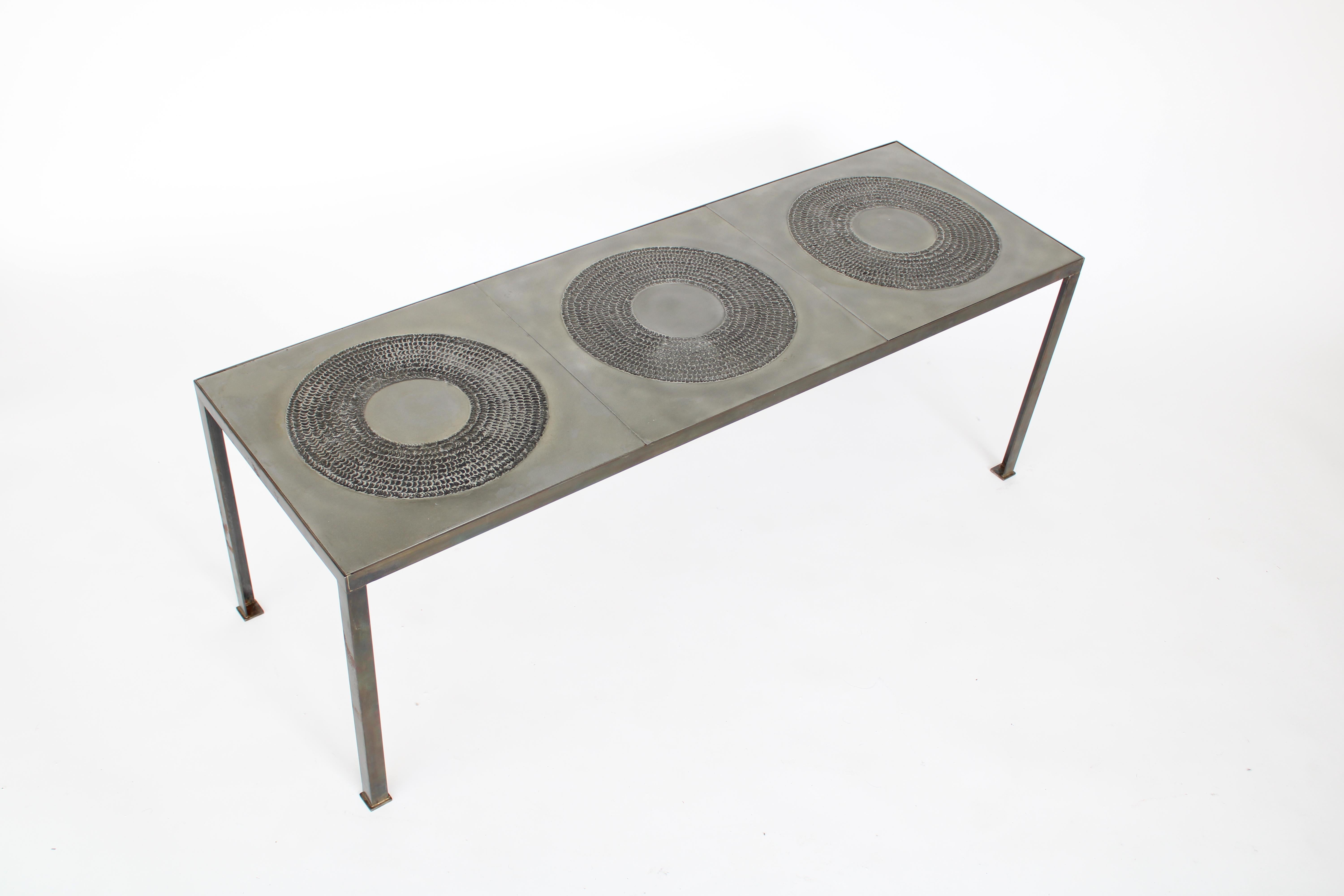 Marc D'Haenens  Couchtisch aus geprägtem Aluminiumguss und patiniertem Eisen im Angebot 7