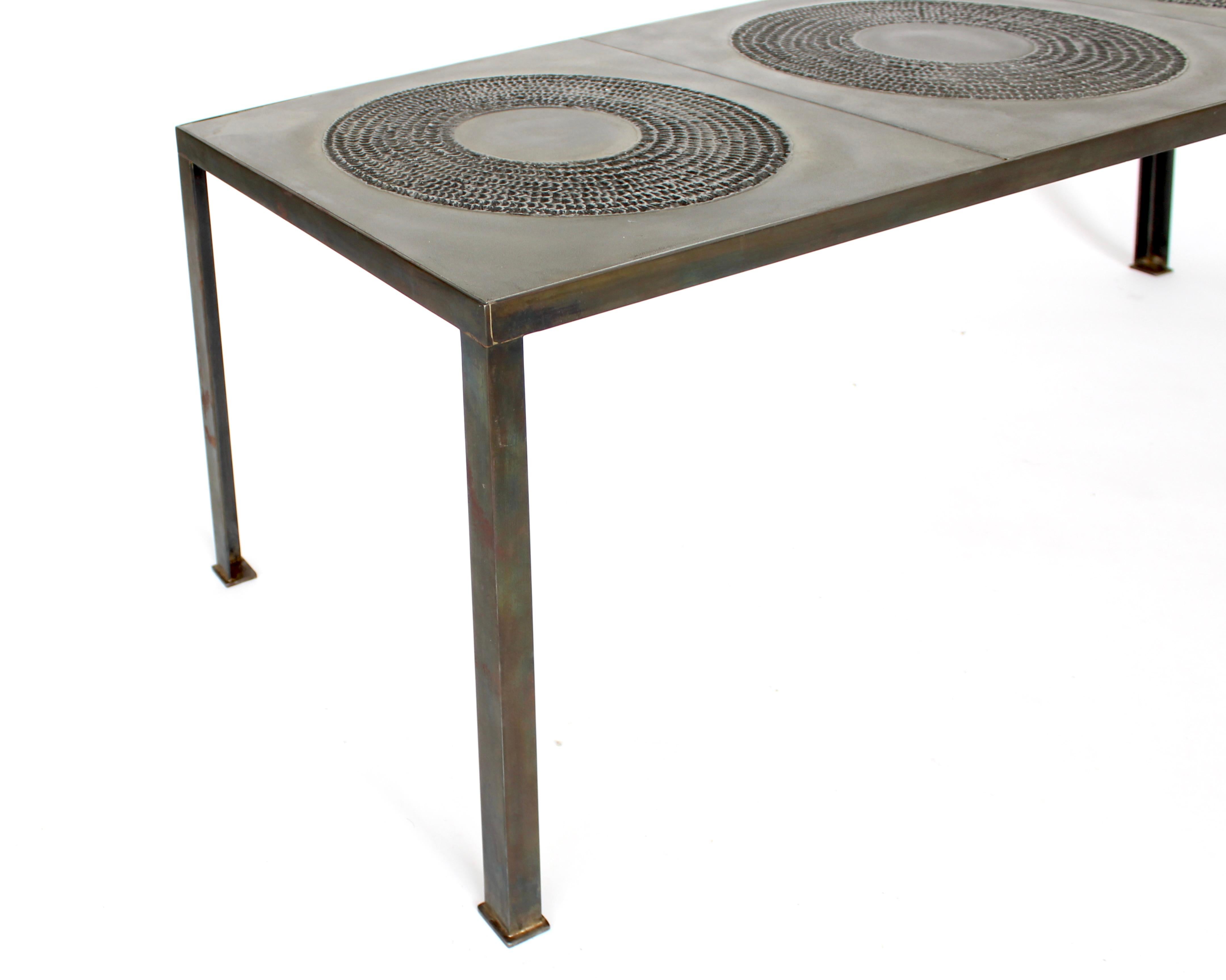 Marc D'Haenens  Couchtisch aus geprägtem Aluminiumguss und patiniertem Eisen im Angebot 8