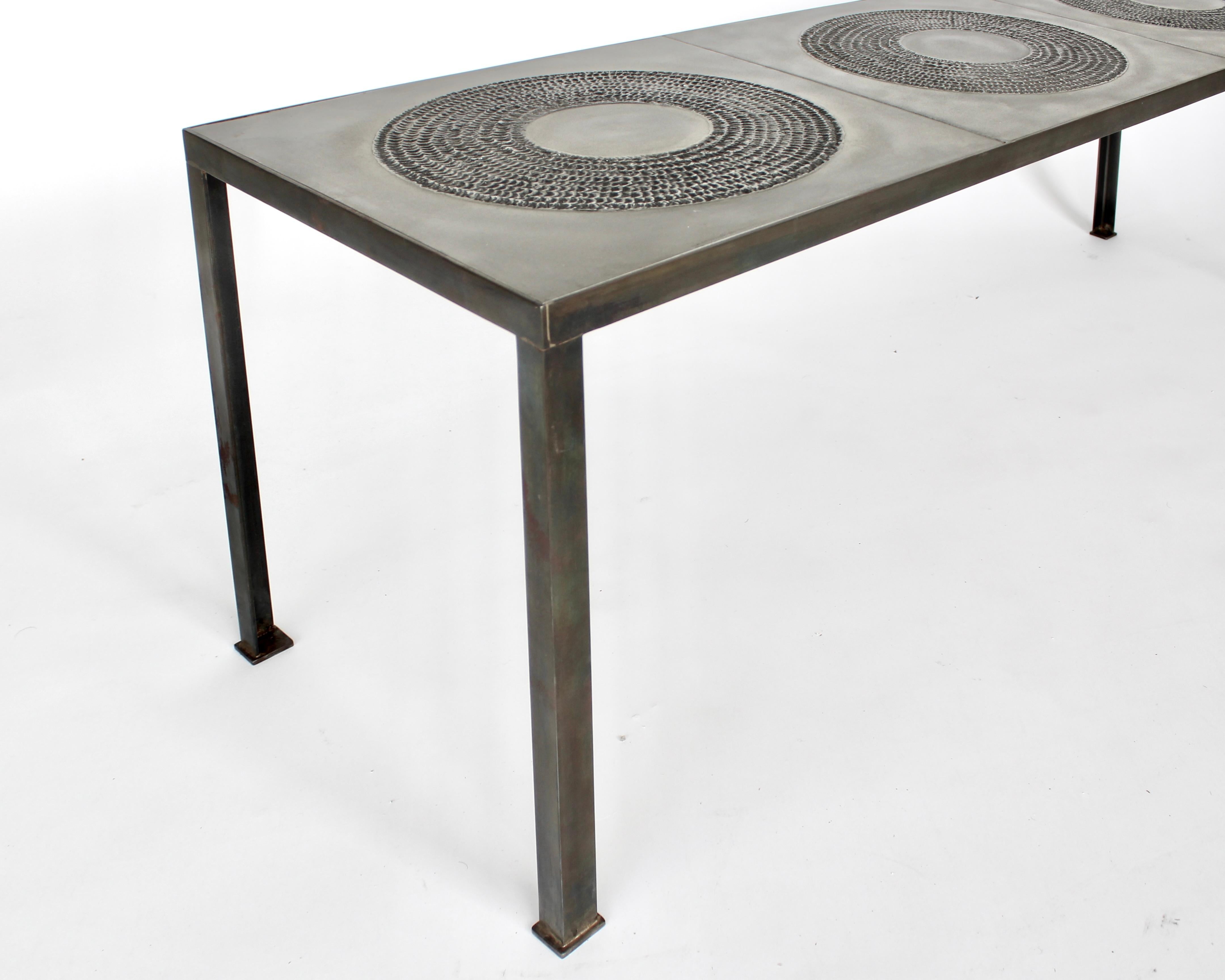 Marc D'Haenens  Couchtisch aus geprägtem Aluminiumguss und patiniertem Eisen im Angebot 9