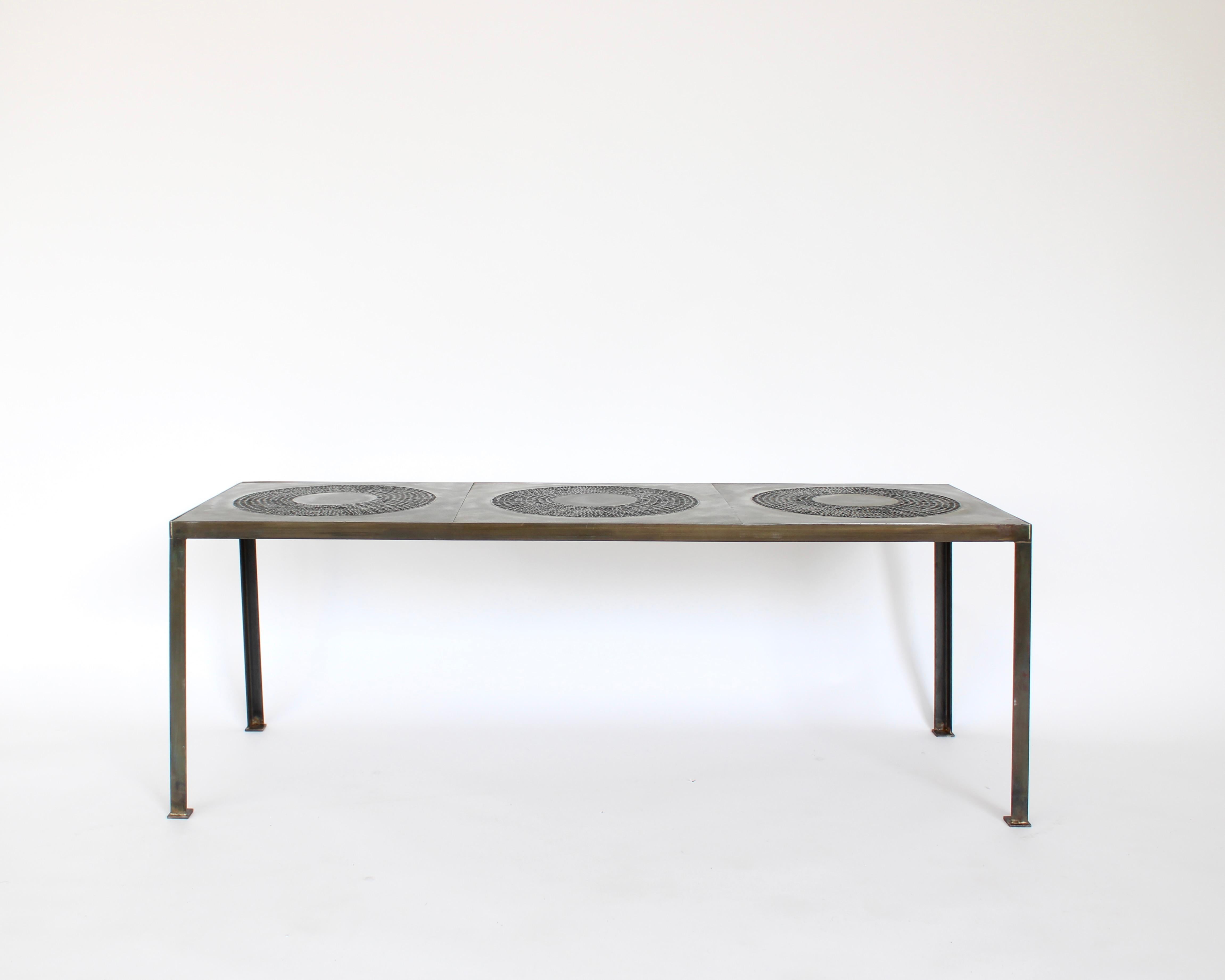 Marc D'Haenens  Couchtisch aus geprägtem Aluminiumguss und patiniertem Eisen
Der belgische Bildhauer und Designer Marc DHaenens ist mit den flämischen Brutalisten verwandt. Er schuf entweder einzigartige Tische, niedrige Tische, niedrige Reliefs,