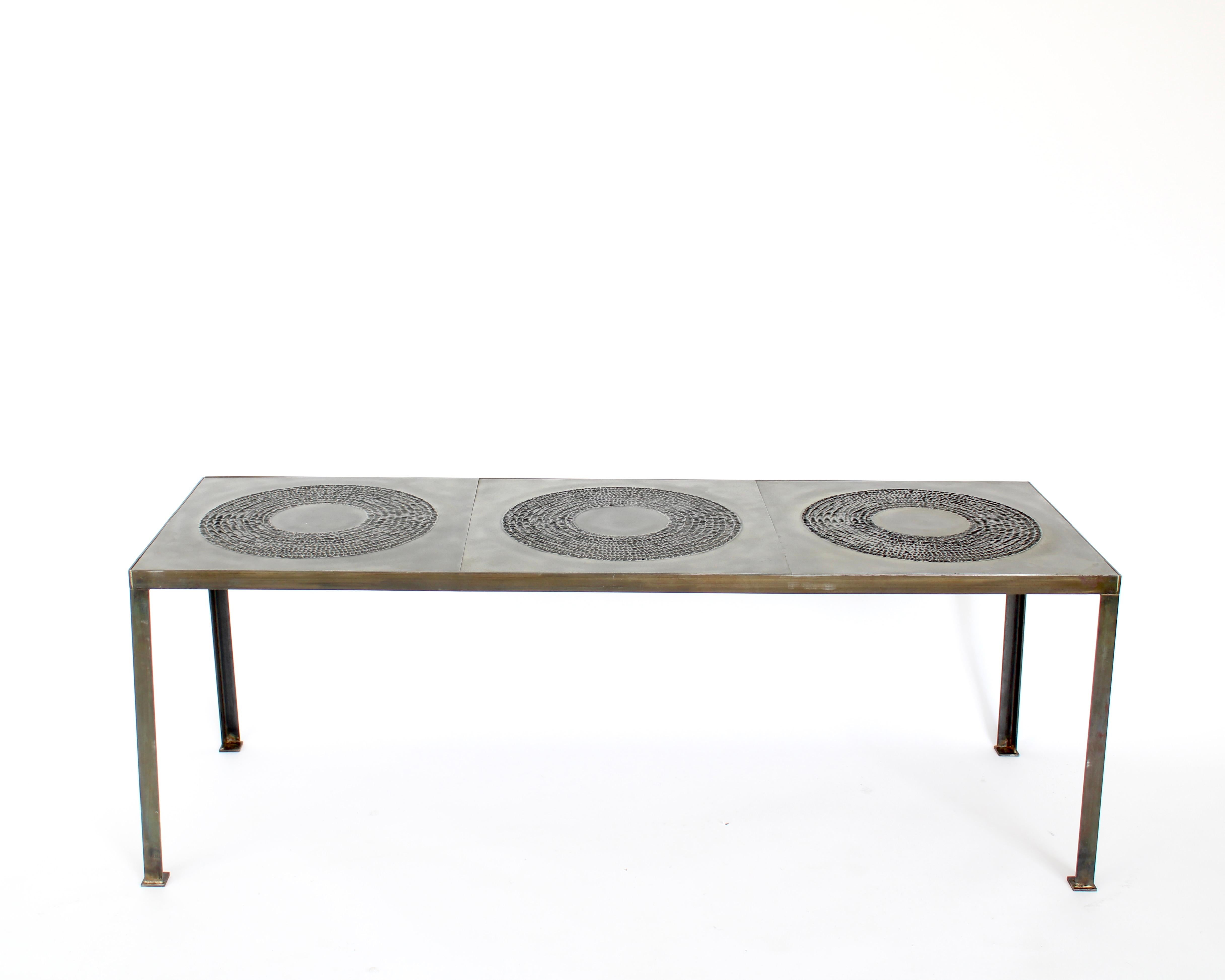 Marc D'Haenens  Couchtisch aus geprägtem Aluminiumguss und patiniertem Eisen (Moderne der Mitte des Jahrhunderts) im Angebot