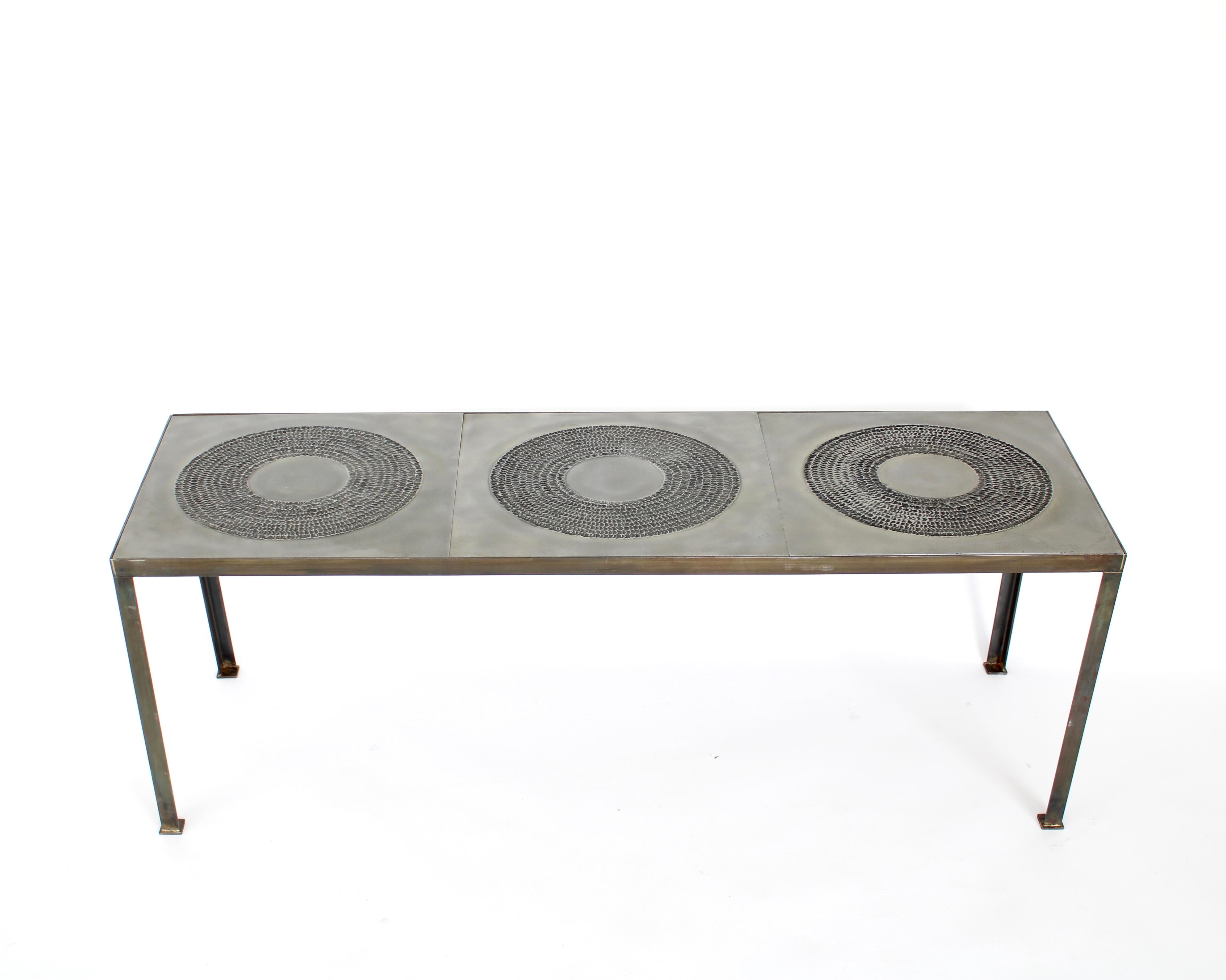Marc D'Haenens  Couchtisch aus geprägtem Aluminiumguss und patiniertem Eisen (Gegossen) im Angebot