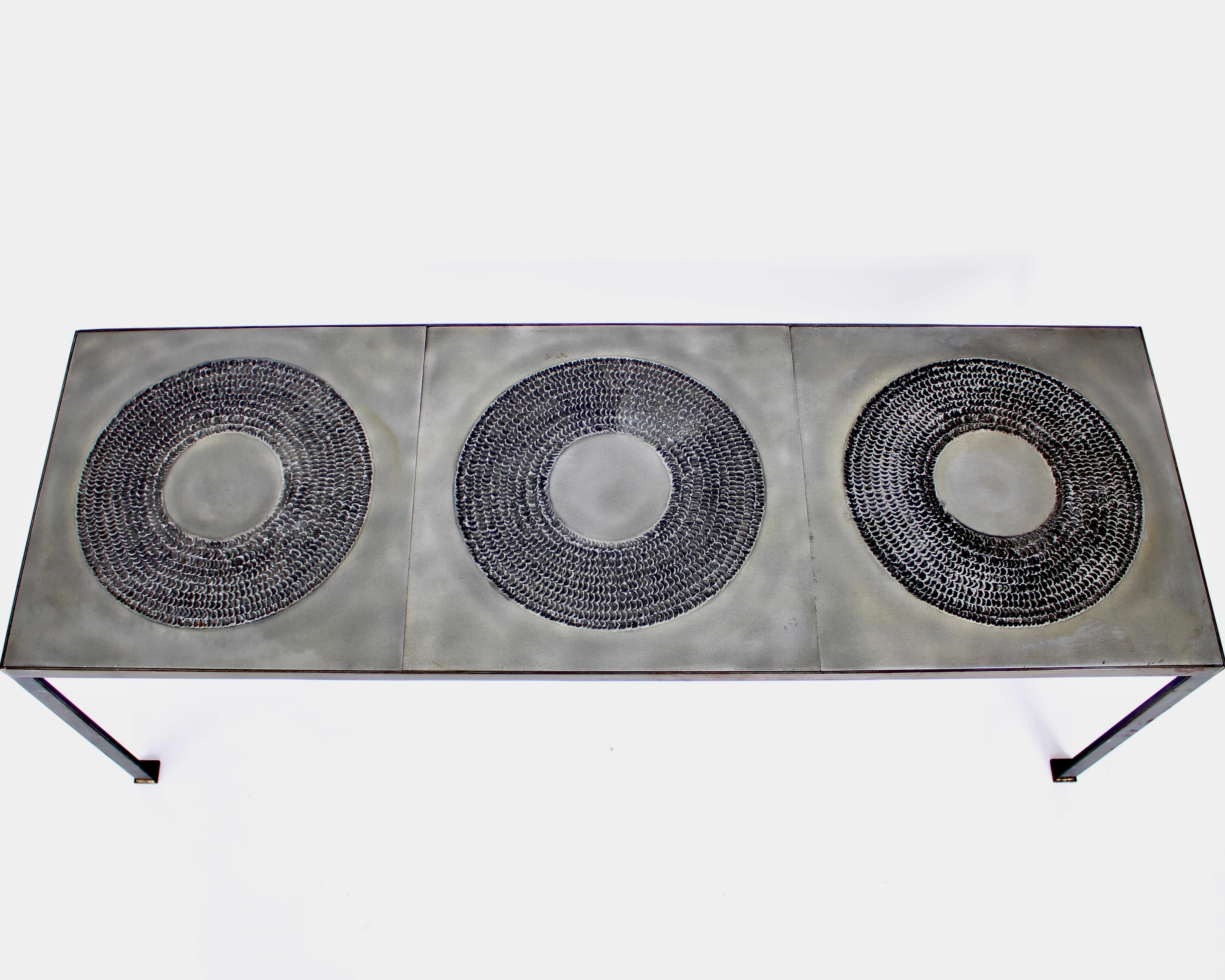 Marc D'Haenens  Couchtisch aus geprägtem Aluminiumguss und patiniertem Eisen (Ende des 20. Jahrhunderts) im Angebot