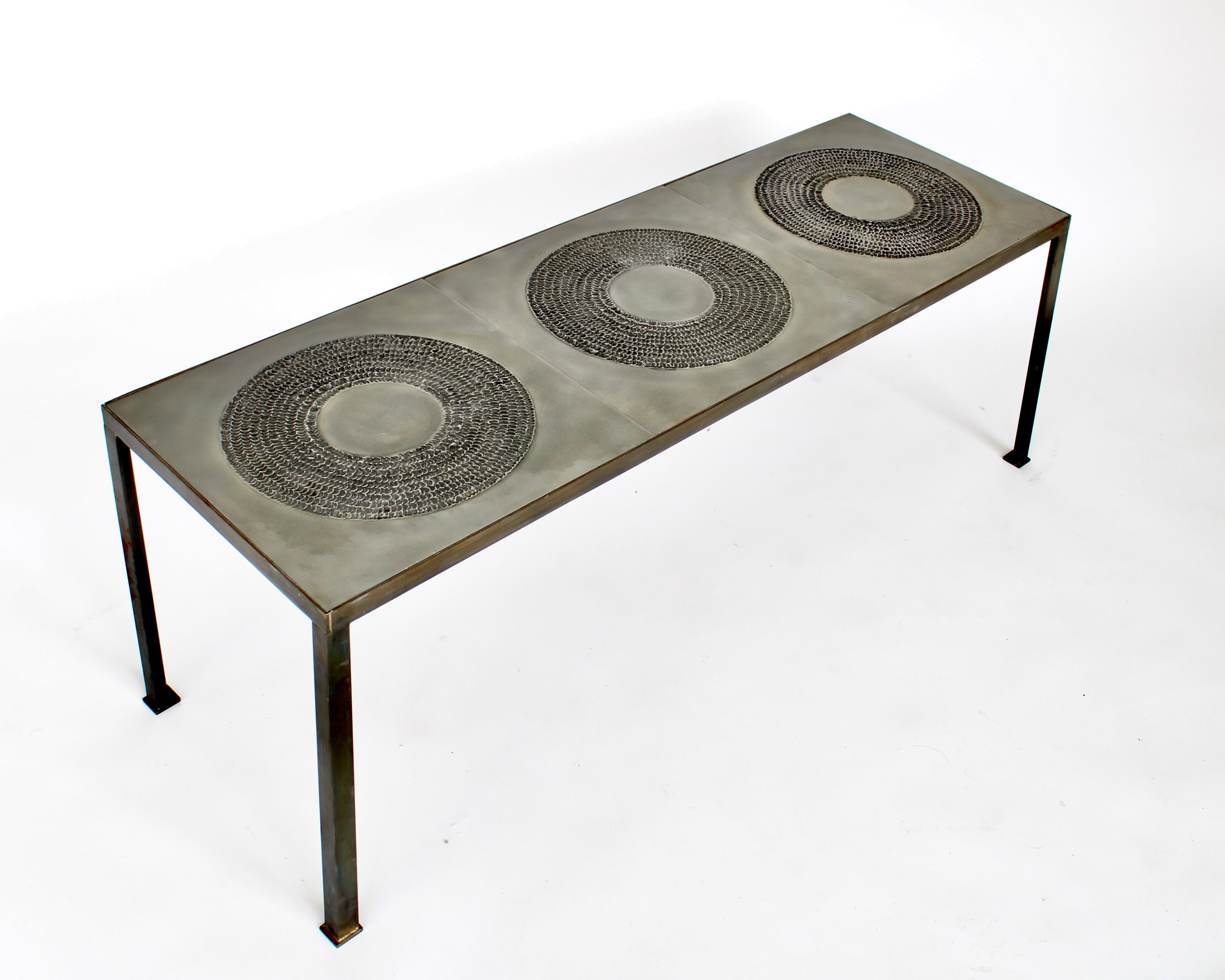 Marc D'Haenens  Couchtisch aus geprägtem Aluminiumguss und patiniertem Eisen im Angebot 1