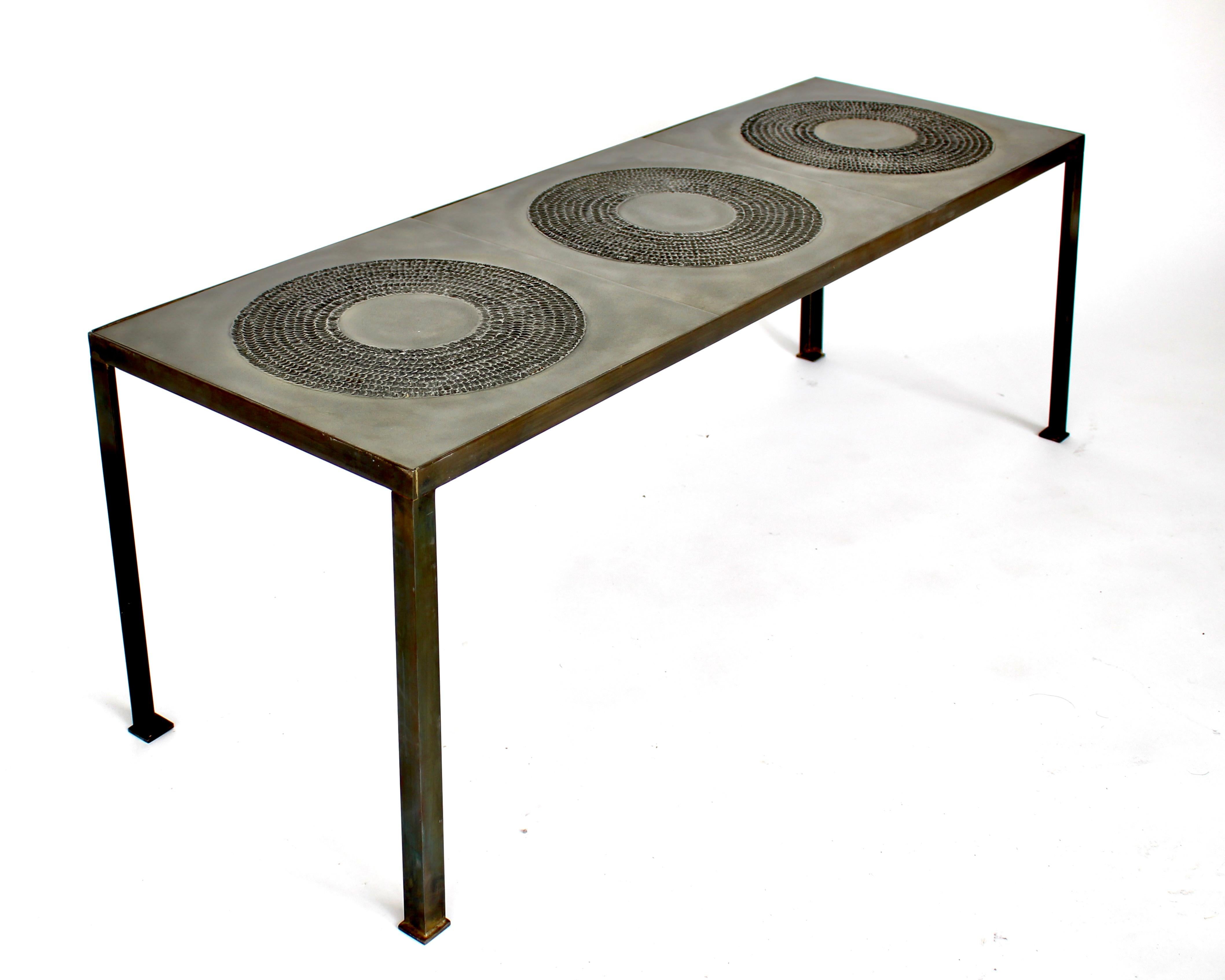 Marc D'Haenens  Couchtisch aus geprägtem Aluminiumguss und patiniertem Eisen im Angebot 2