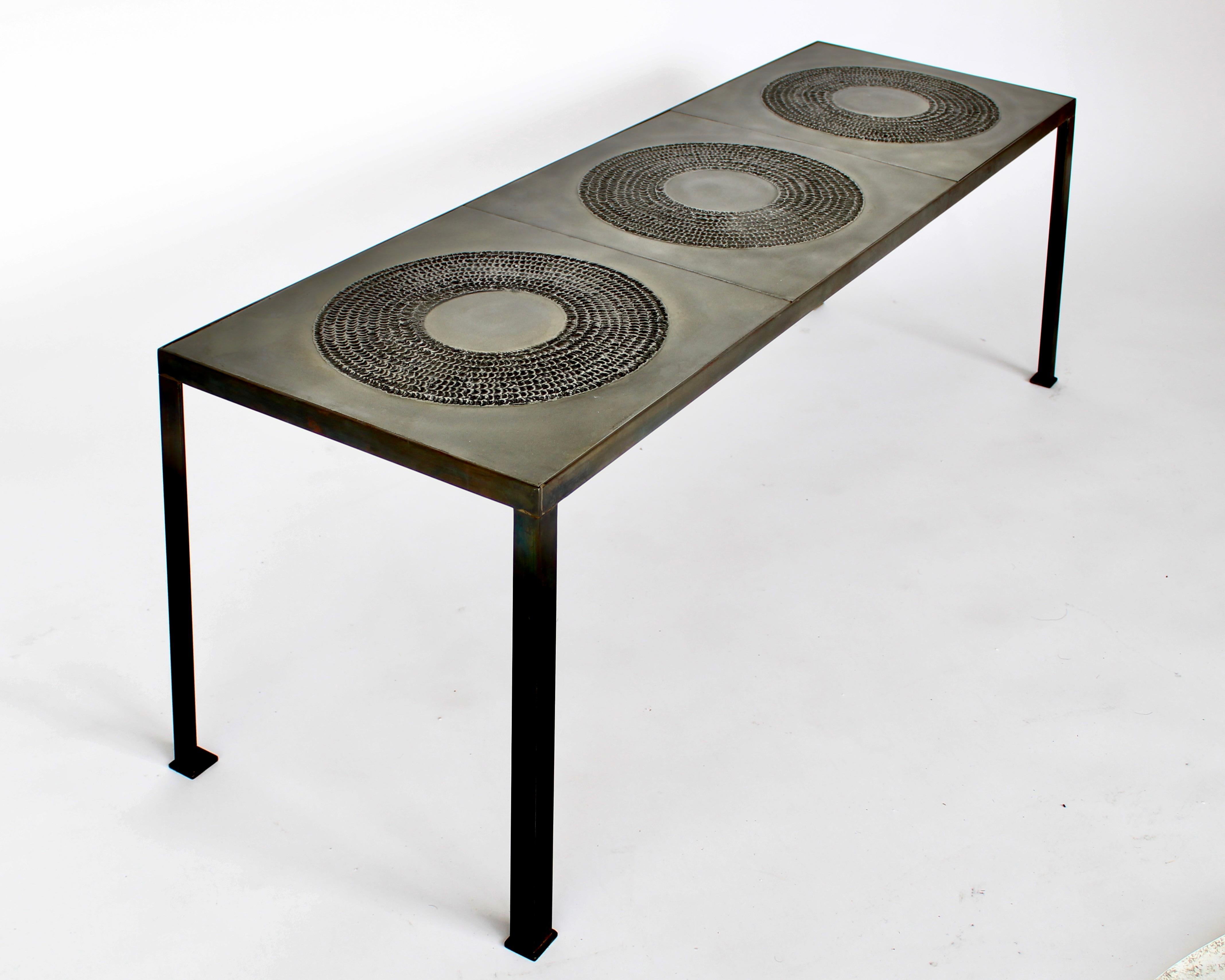 Marc D'Haenens  Couchtisch aus geprägtem Aluminiumguss und patiniertem Eisen im Angebot 3
