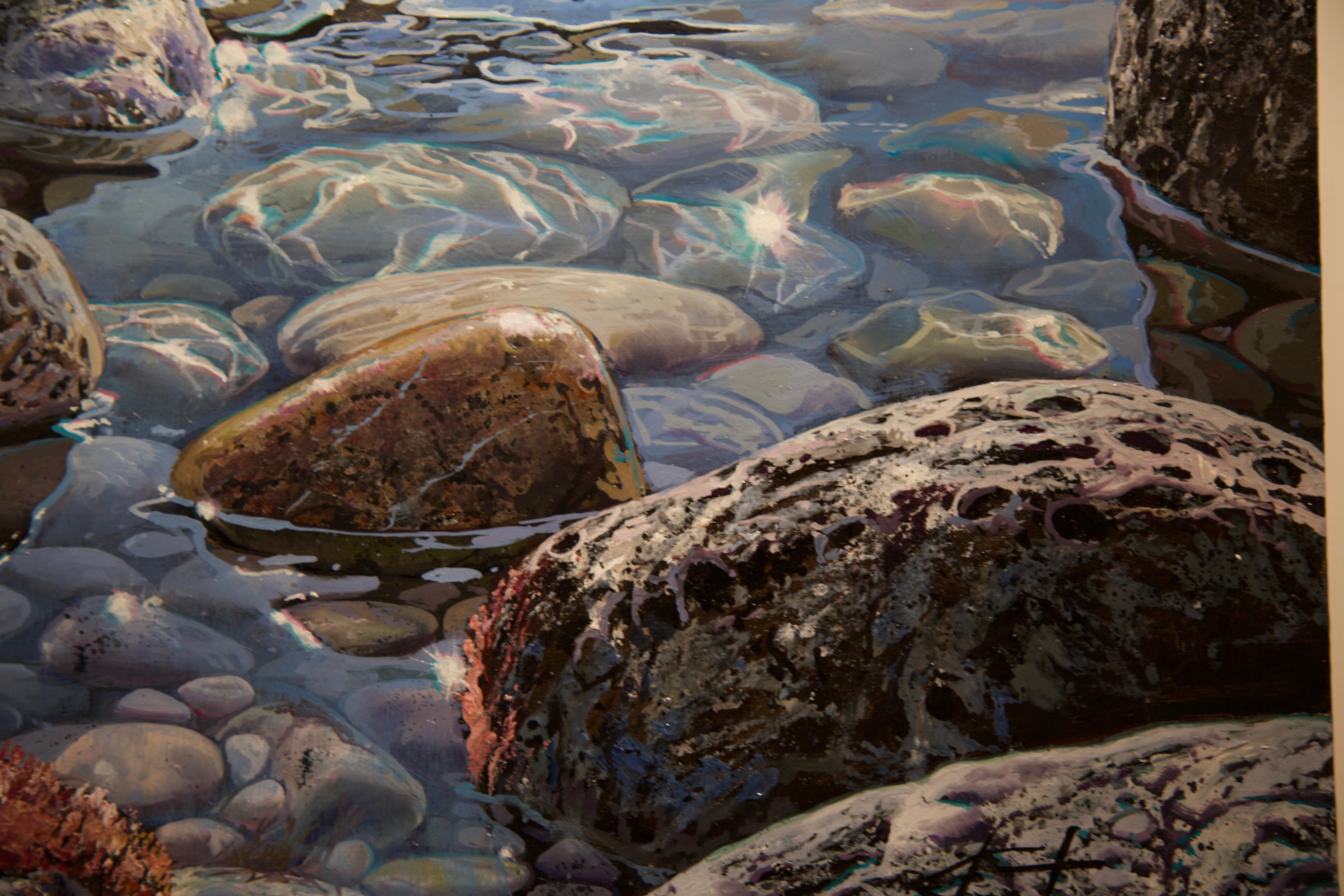 Peinture hyperréaliste détaillée « Rising Tide » représentant la mer et les roches, bleue, verte et noire - Photoréalisme Painting par Marc Esteve