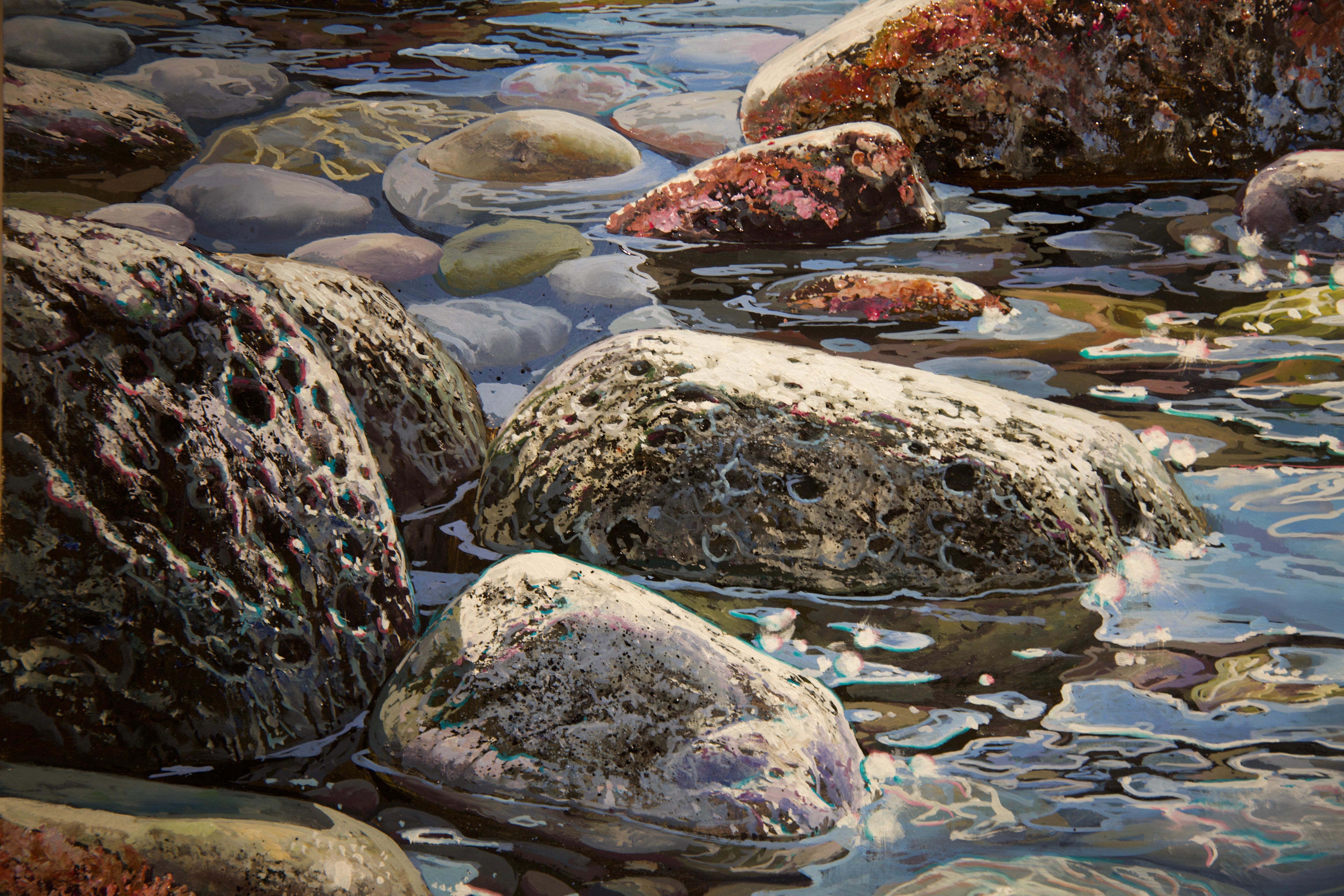 Peinture hyperréaliste détaillée « Rising Tide » représentant la mer et les roches, bleue, verte et noire en vente 1
