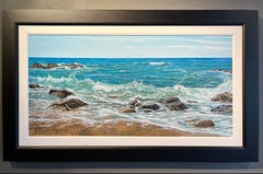 Peinture photoréaliste contemporaine bleue « Shallow Waters » représentant la mer, le sable et les roches