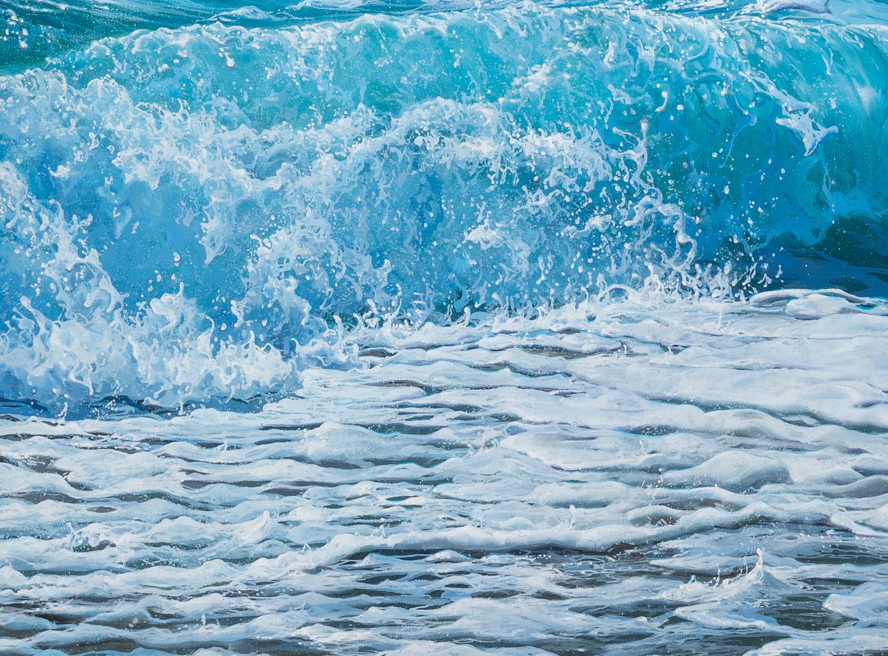 Peinture photoréaliste « Parkling Crest » d'une vague bleue et turquoise, mousse de mer   - Bleu Landscape Painting par Marc Esteve