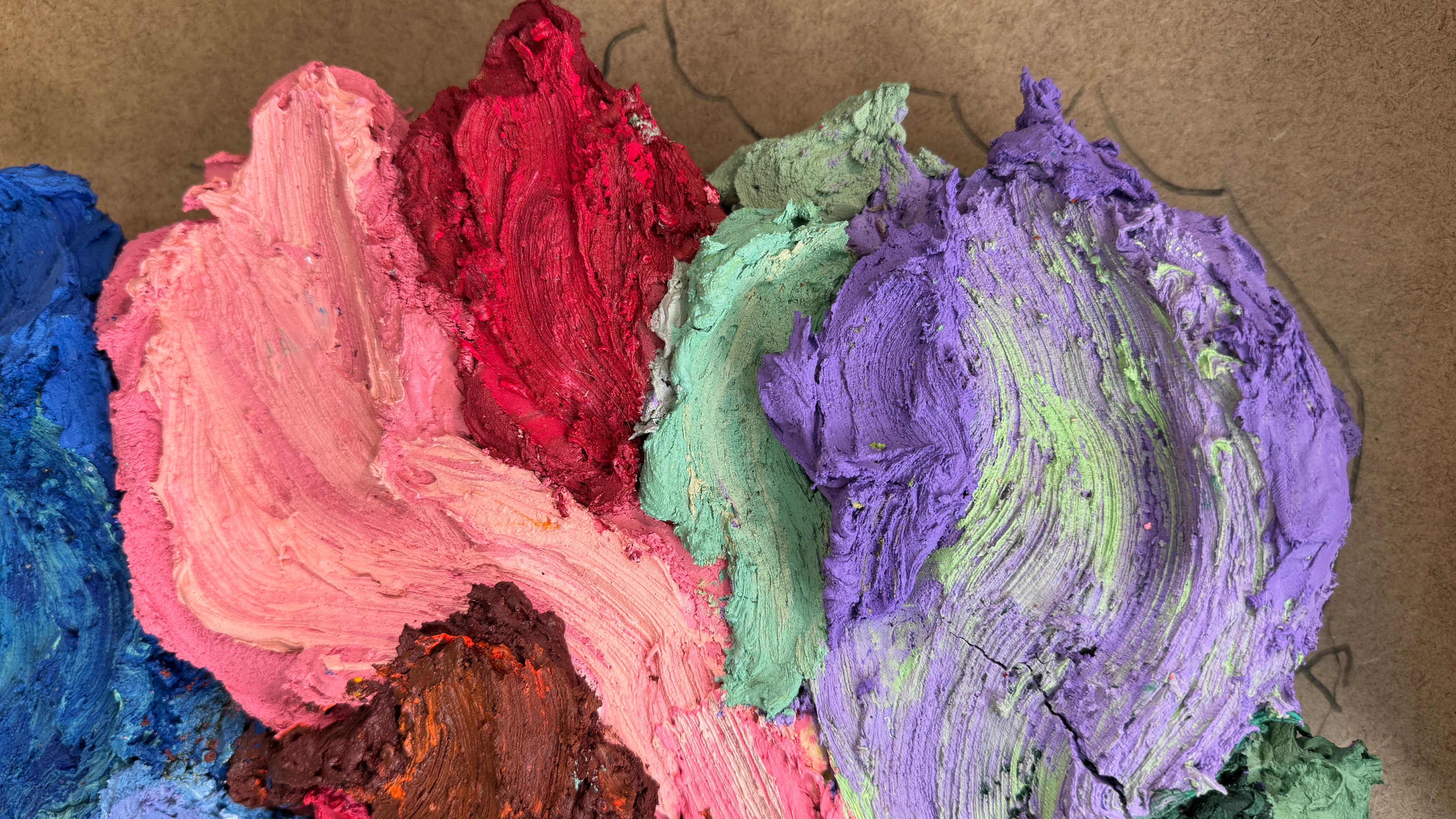 Il lavoro di Gonz è caratterizzato dalla sua capacità di presentarci una versione distorta della realtà. Attraverso l'uso della materia e del colore, riesce a creare immagini che sfidano la nostra percezione e ci invitano a esplorare nuovi paesaggi