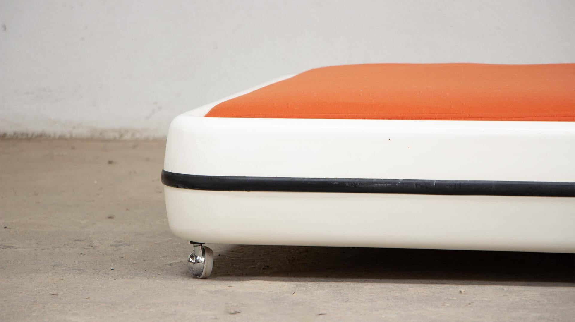 Marc Held Daybed for Prisunic, 1966 Fibra de vidrio en venta